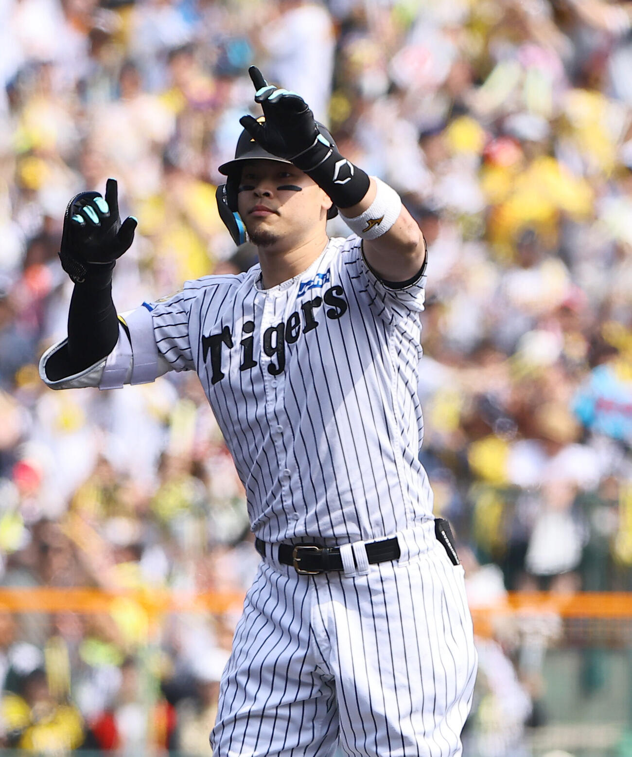 阪神対巨人　1回裏阪神2死二塁、佐藤輝明は先制適時二塁打を放つ（撮影・上田博志）