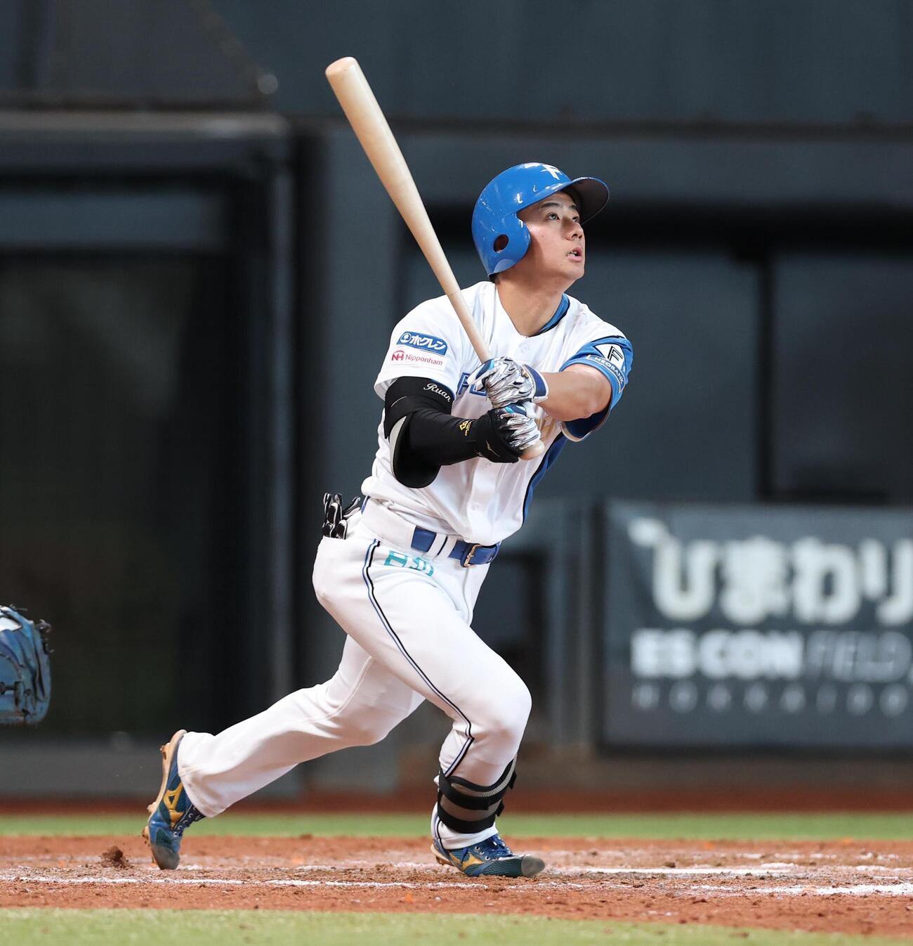 日本ハム対オリックス　9回裏日本ハム2死、右越えにプロ1号本塁打を放つ大塚瑠晏（撮影・黒川智章）