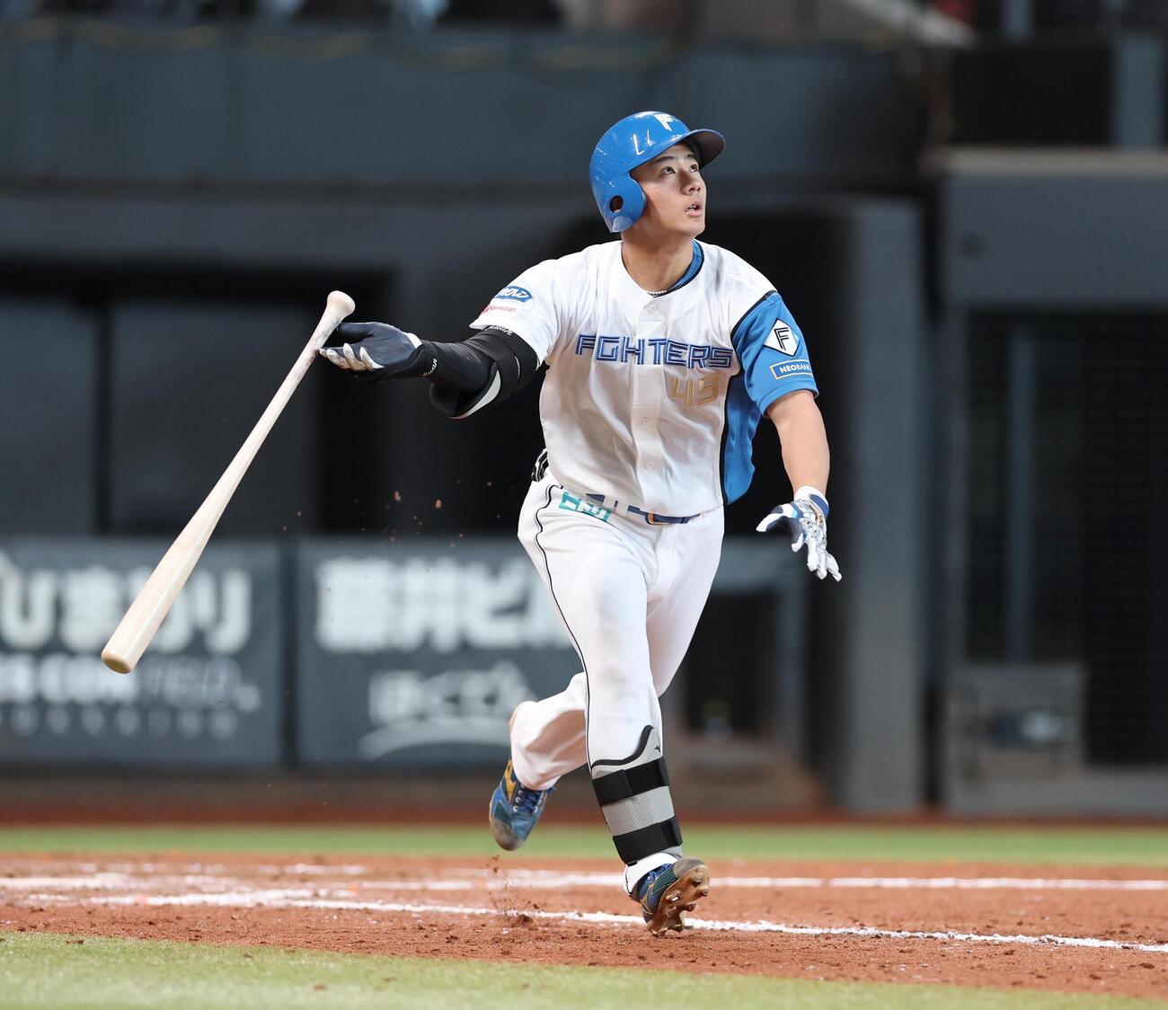 日本ハム対オリックス　9回裏日本ハム2死、右越えにプロ初本塁打を放つ大塚瑠晏（撮影・黒川智章）