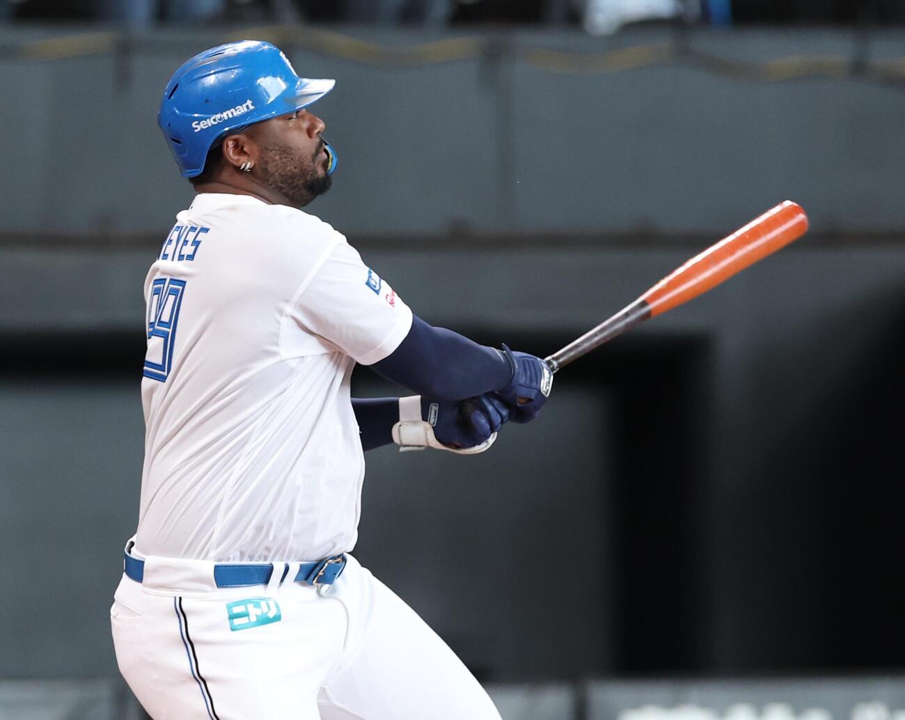 日本ハム対オリックス　1回裏日本ハム2死一、二塁、2点適時二塁打を放つレイエス（撮影・黒川智章）