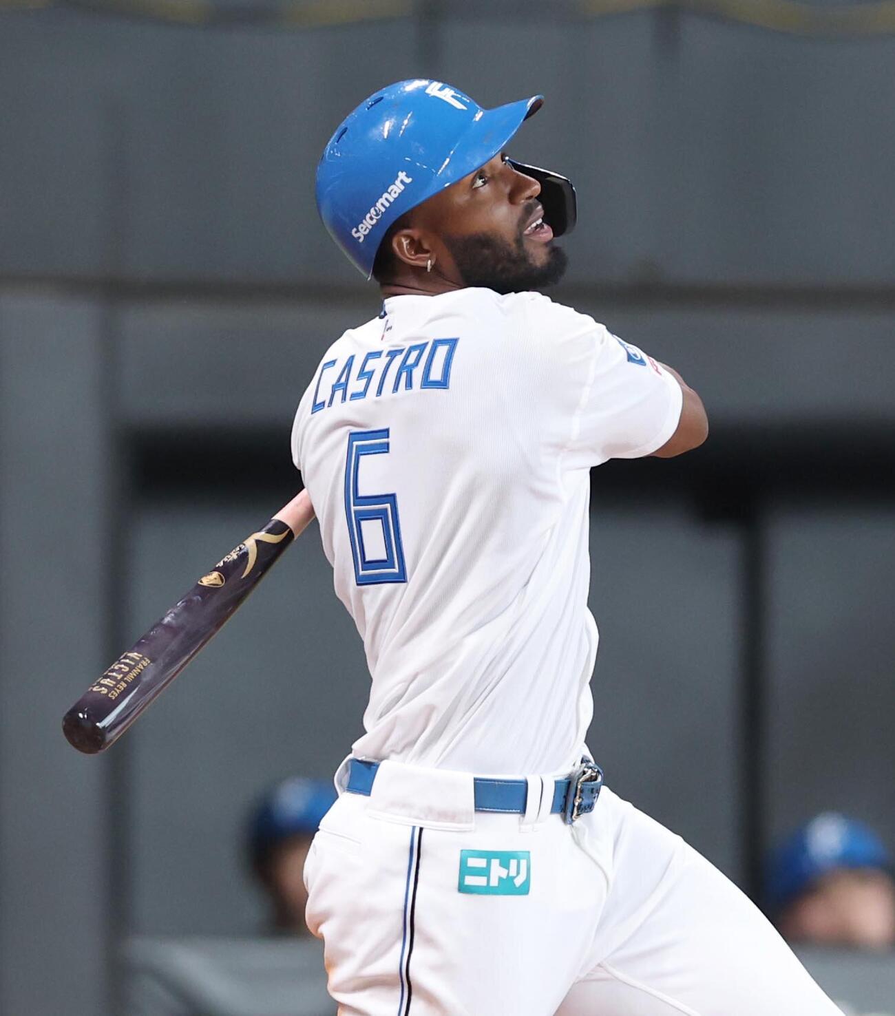 日本ハム対オリックス　2回裏日本ハム2死二塁、適時打を放つカストロ（撮影・黒川智章）