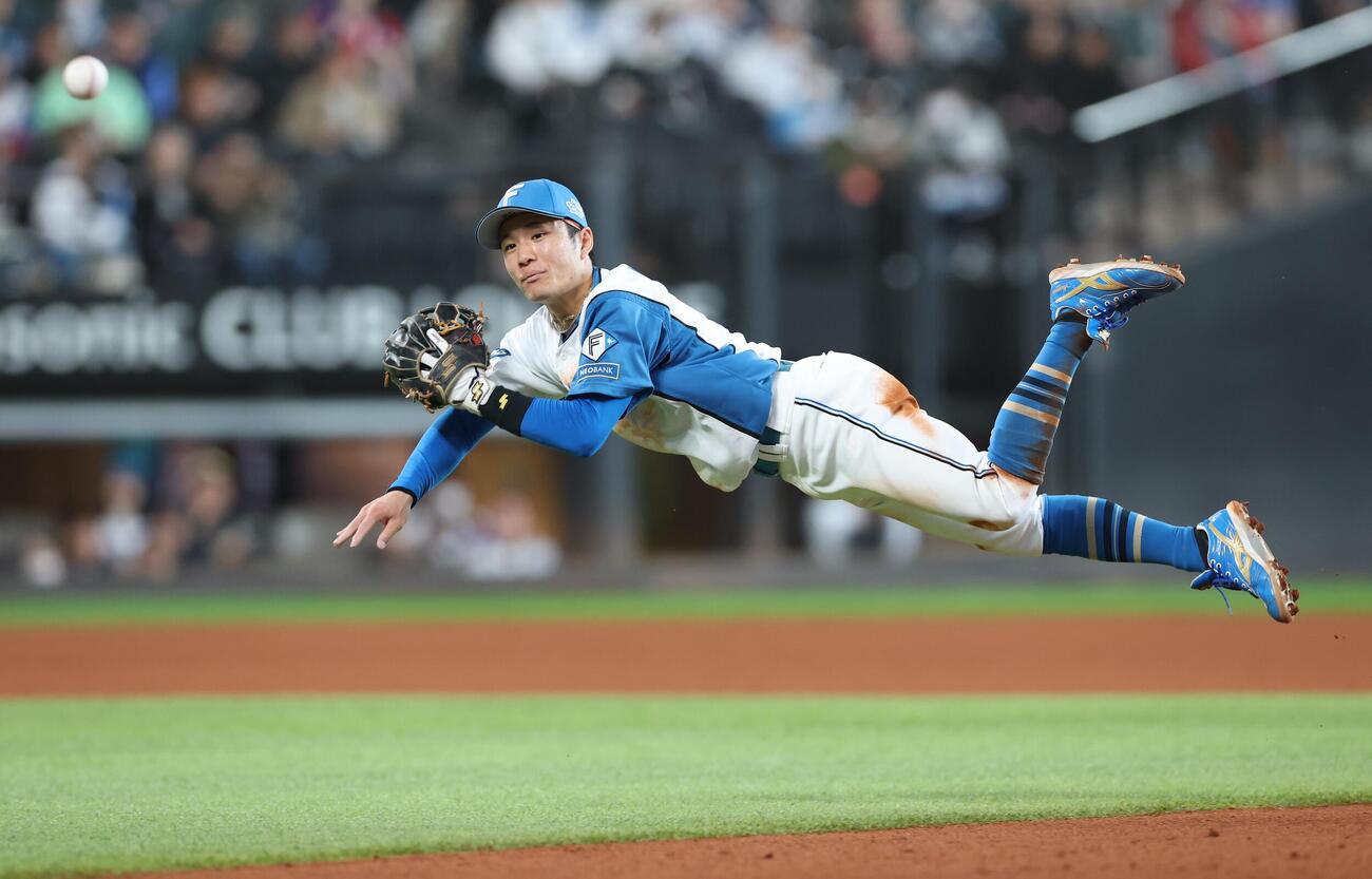 日本ハム対オリックス　4回表オリックス1死、奈良間大己は来田涼斗の打球を一塁に送球するもセーフ（撮影・黒川智章）