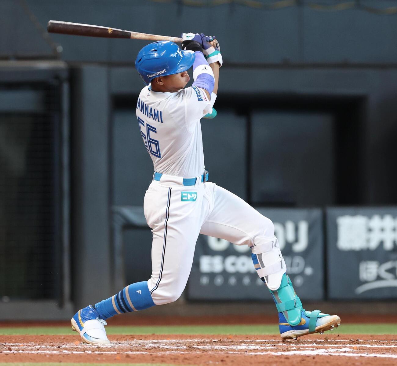 日本ハム対オリックス　7回裏日本ハム1死二塁、適時打を放つ万波中正（撮影・黒川智章）