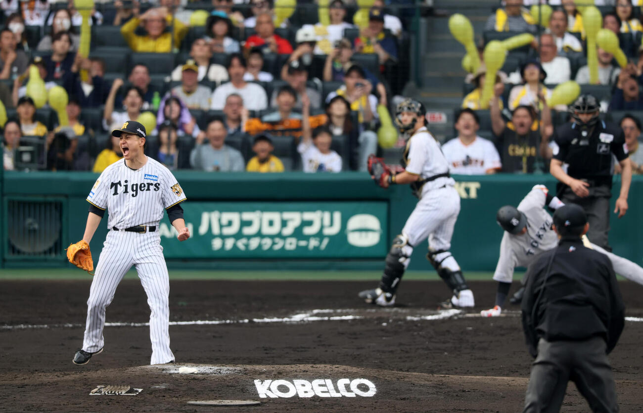 阪神対巨人　7回表巨人2死一、三塁、大竹耕太郎は代打坂本勇人を三振に仕留める（撮影・加藤哉）