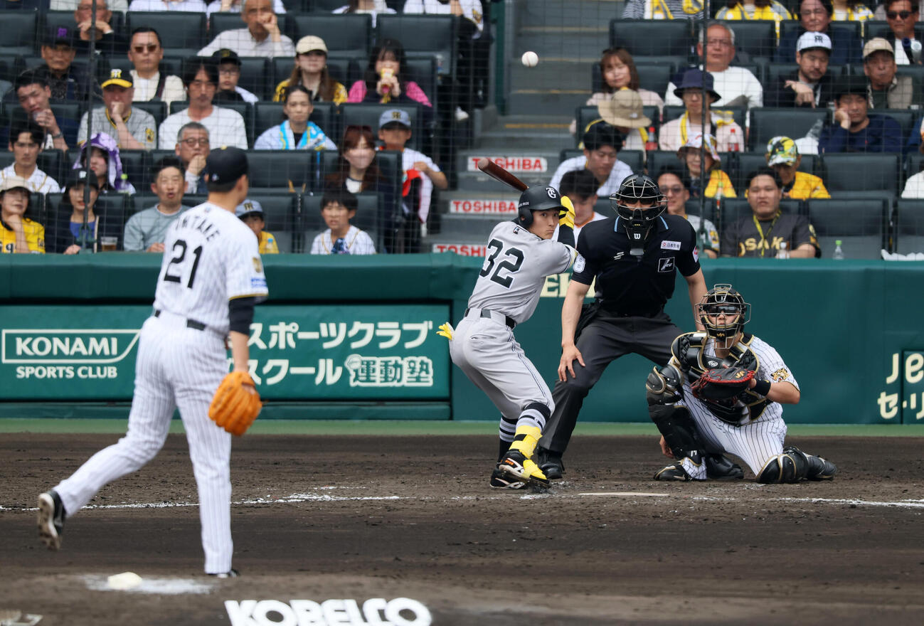 阪神対巨人　5回表巨人2死、大竹耕太郎の投じる68キロのスローボールを見極める浦田俊輔（撮影・加藤哉）