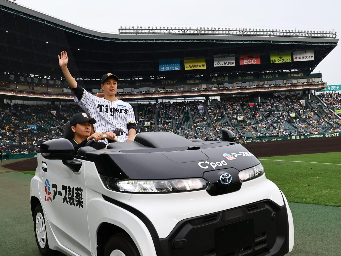 阪神対巨人　ファンの歓声に応える大竹耕太郎（撮影・上田博志）