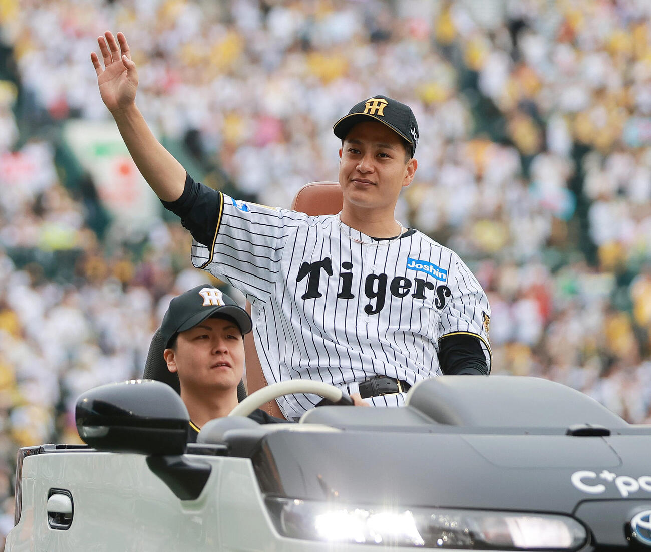 阪神対巨人　ファンの声援に応えるヒーローの阪神大竹耕太郎（撮影・上山淳一）