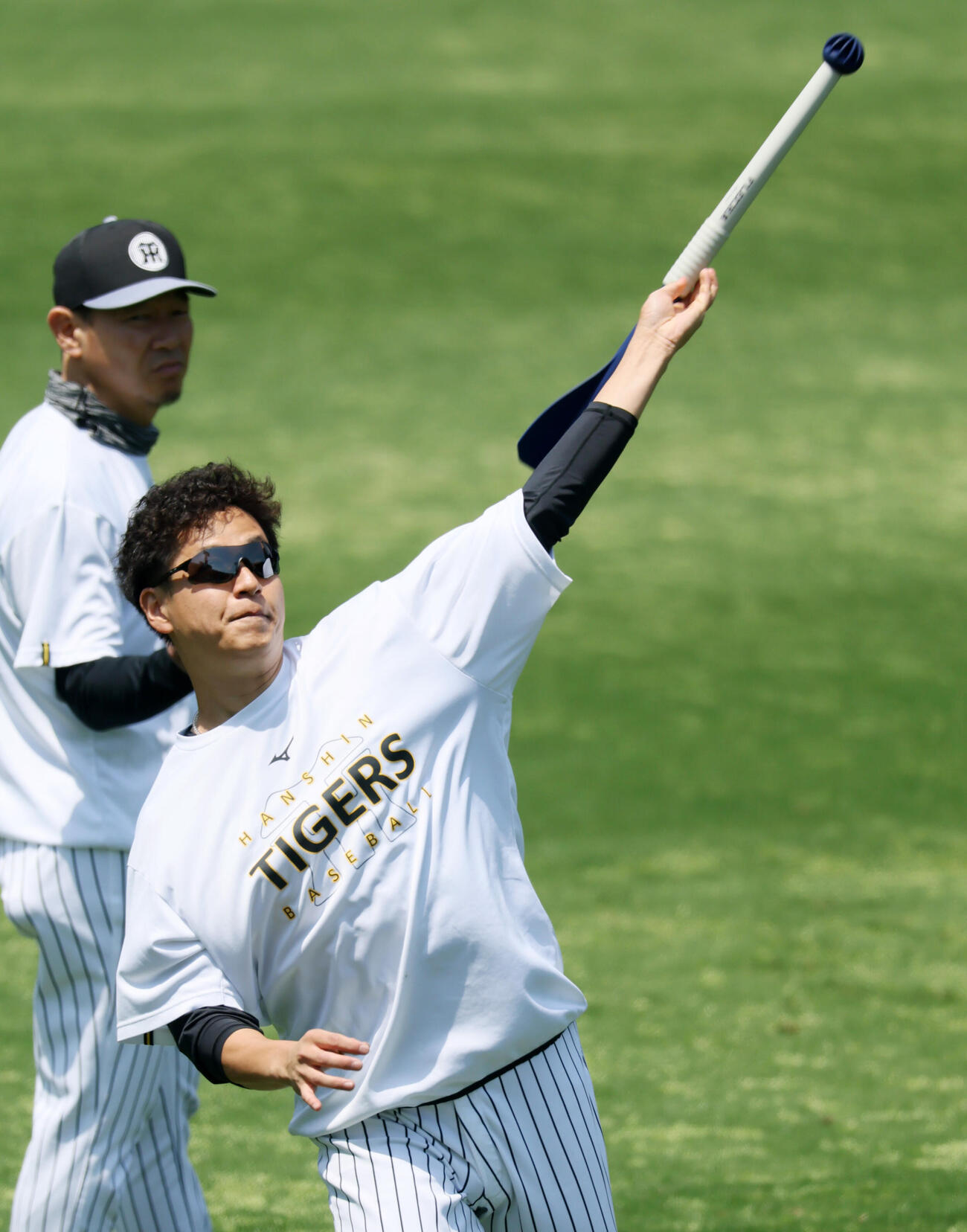 阪神対巨人　練習でやり投げトレーニングする阪神大竹耕太郎　（撮影・加藤哉）