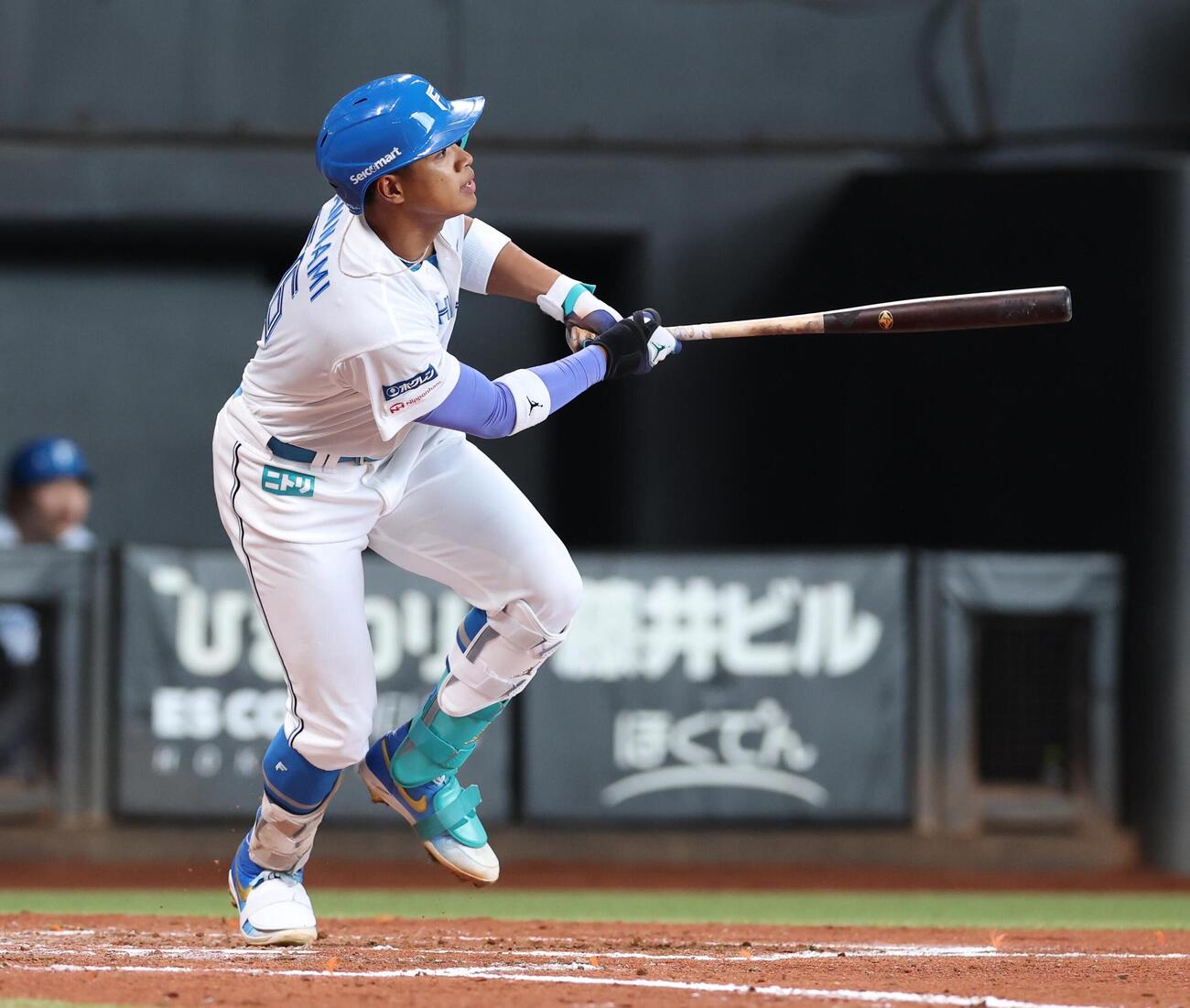 日本ハム対オリックス　3回裏日本ハム1死二、三塁、犠飛を放つ万波中正（撮影・黒川智章）