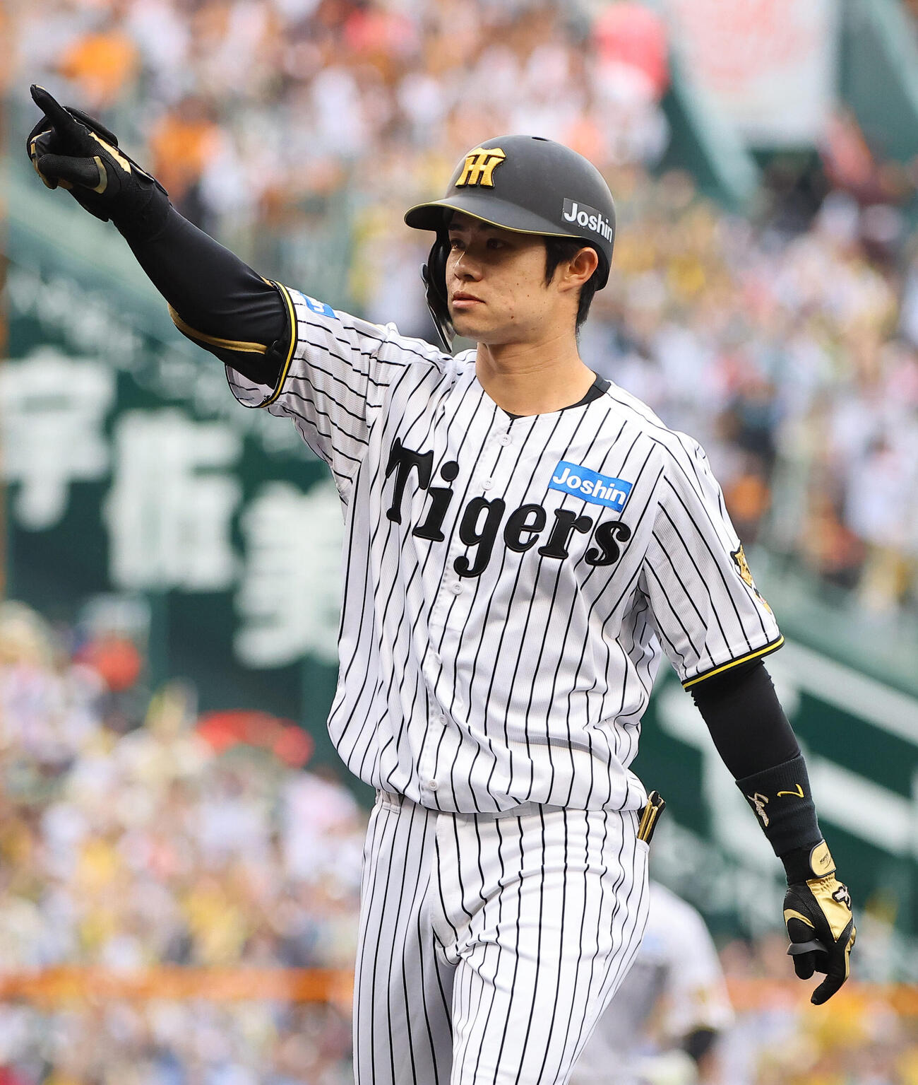 阪神対巨人　7回裏阪神1死満塁、中野拓夢は2点適時打を放ちベンチに向かってポーズ（撮影・上田博志）