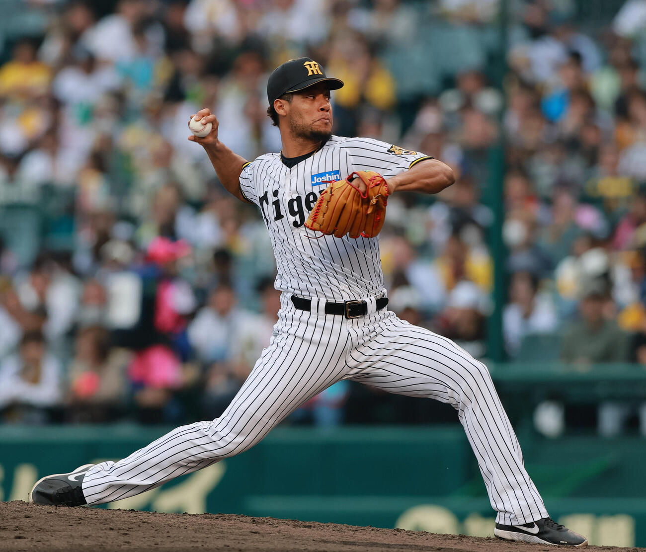 阪神対巨人　9回表に登板するダウリ・モレッタ（撮影・上山淳一）