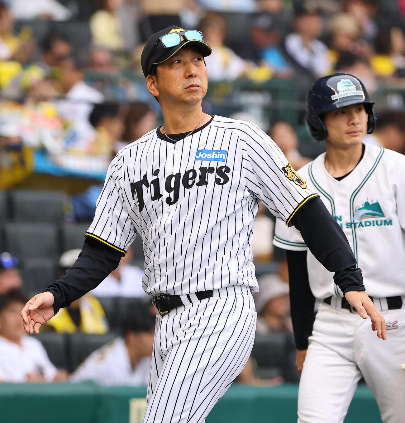 阪神対巨人　選手交代を告げる藤川球児監督（撮影・上田博志）