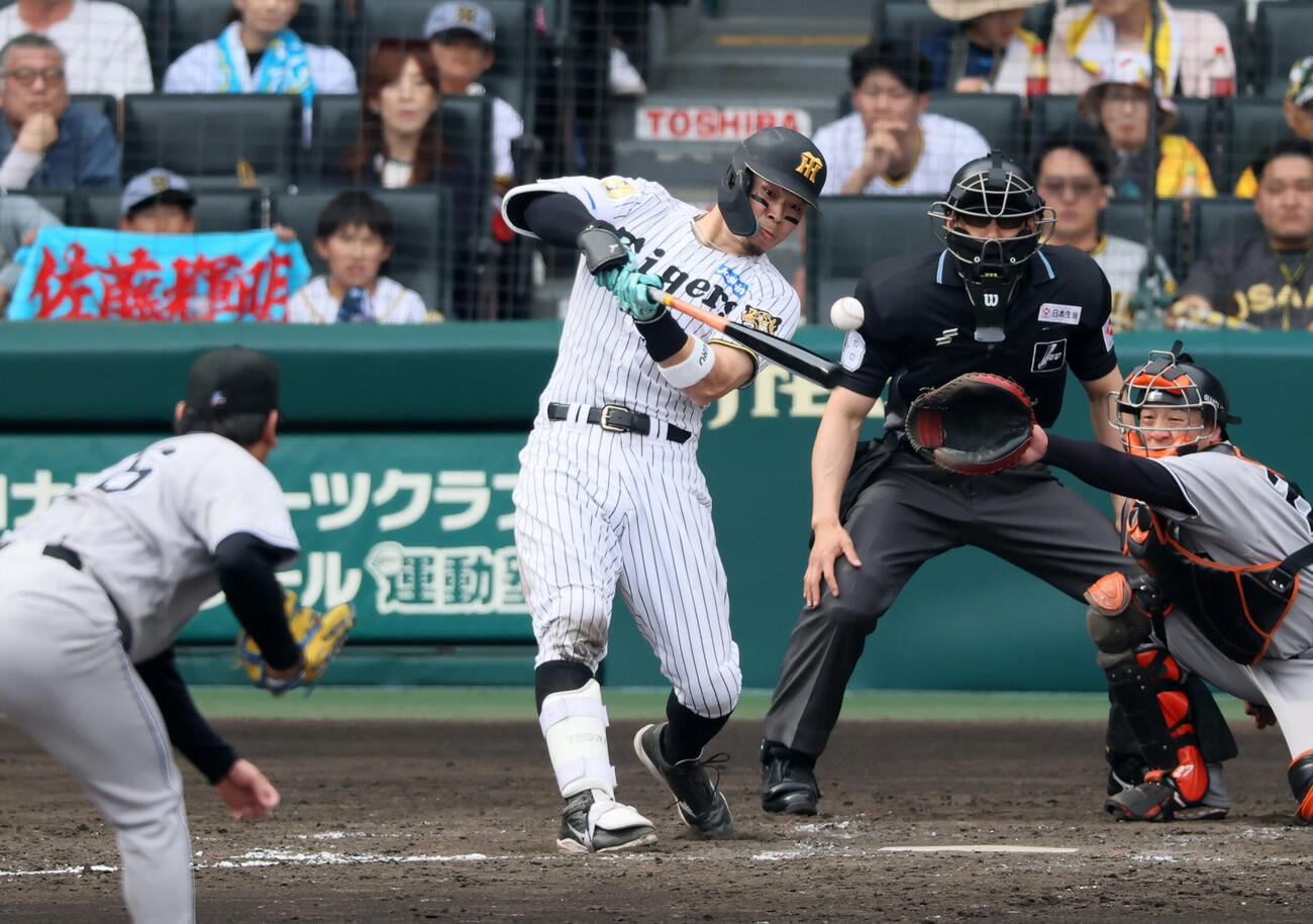 阪神対巨人　5回裏阪神無死、佐藤輝明は中前打を放つ。投手又木鉄平（撮影・加藤哉）