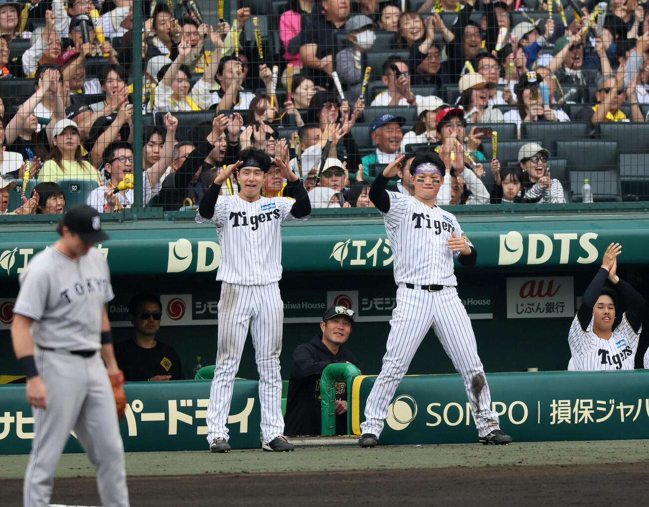 阪神対巨人　7回裏阪神1死満塁、代打中野拓夢の左前2点適時打に喜ぶベンチの小幡竜平（左）と森下翔太（撮影・加藤哉）