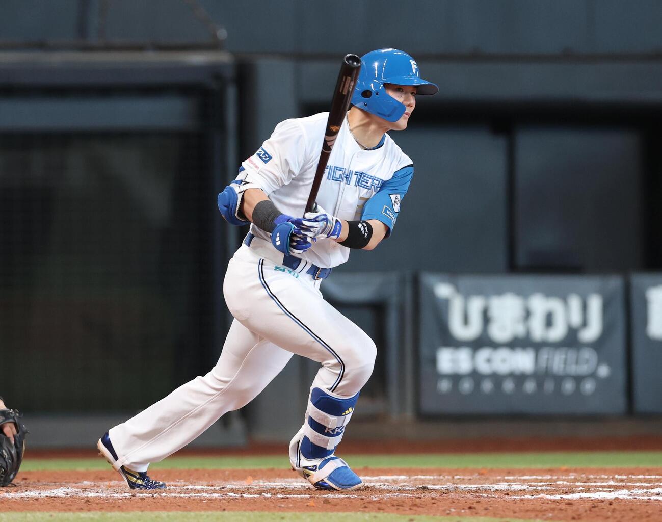 日本ハム対オリックス　7回裏日本ハム1死、二塁打を放つ清宮幸太郎（撮影・黒川智章）