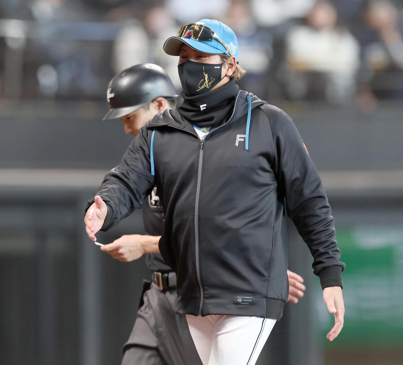 日本ハム対オリックス　投手交代を告げる新庄剛志監督（撮影・黒川智章）