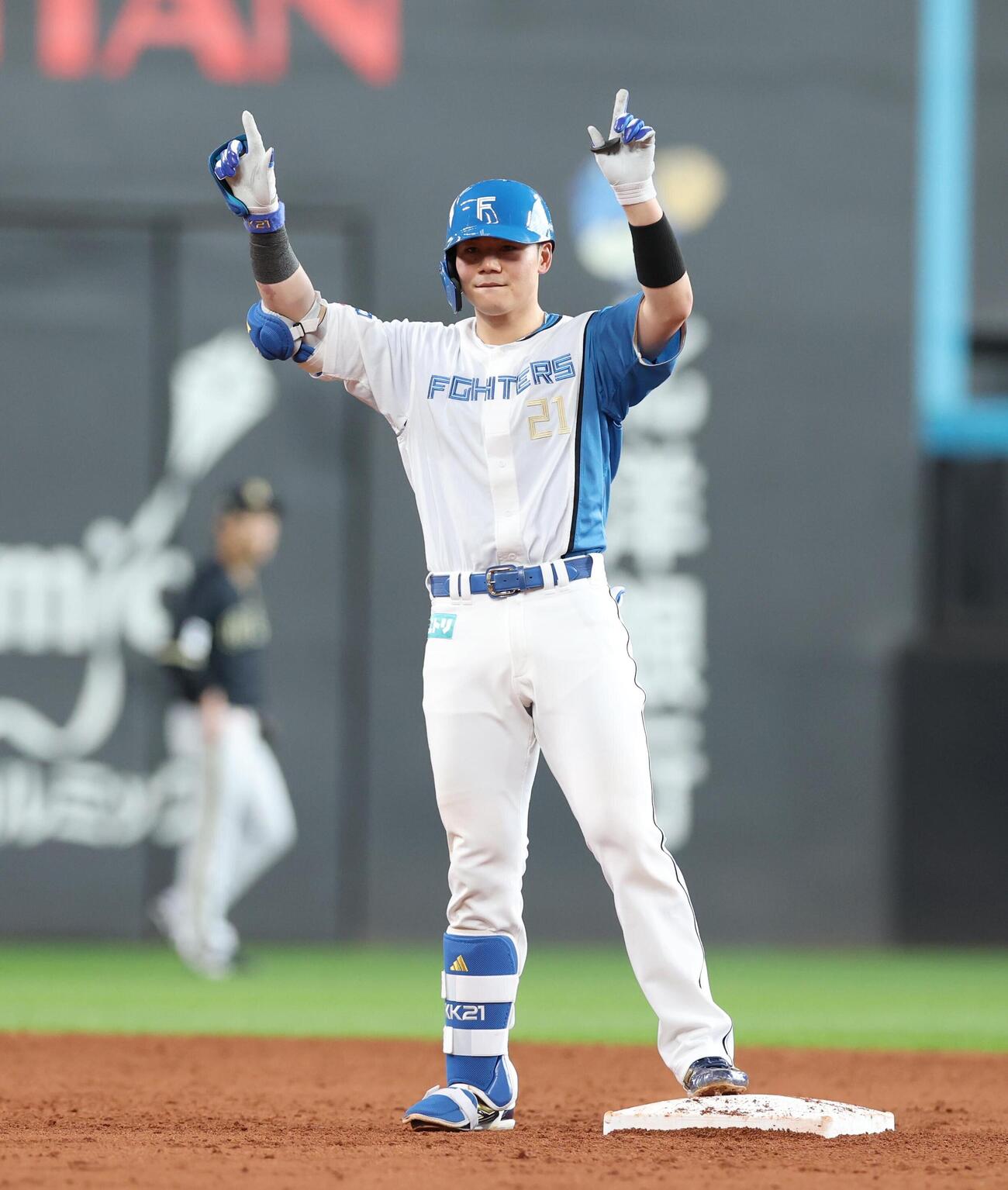 日本ハム対オリックス　3回裏日本ハム1死一塁、二塁打放ちポーズをとる清宮幸太郎（撮影・黒川智章）