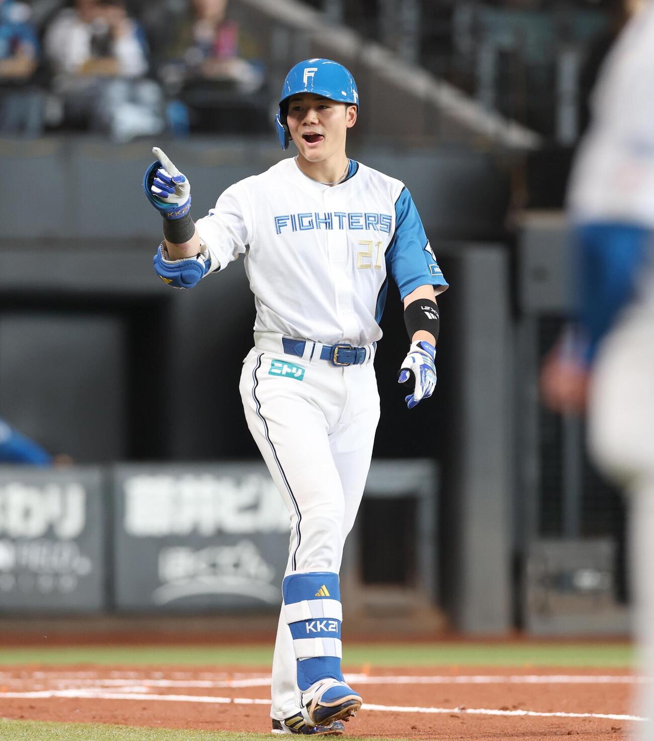 日本ハム対オリックス　1回裏日本ハム2死二塁、2点本塁打を放ちポーズをとる清宮幸太郎（撮影・黒川智章）