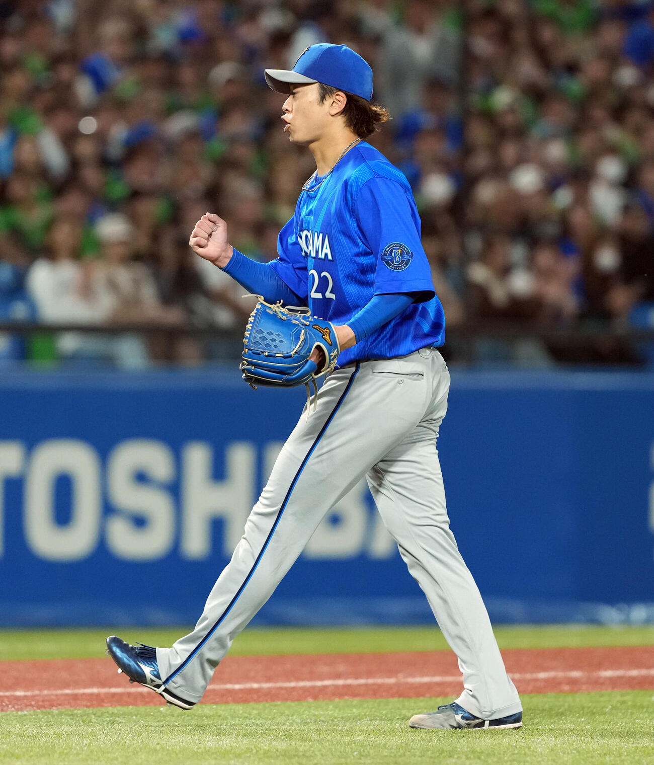ヤクルト対DeNA 4回裏ヤクルト2死二塁、田中陽翔を遊ゴロに打ち取りガッツポーズを決める入江大生（撮影・たえ見朱実）