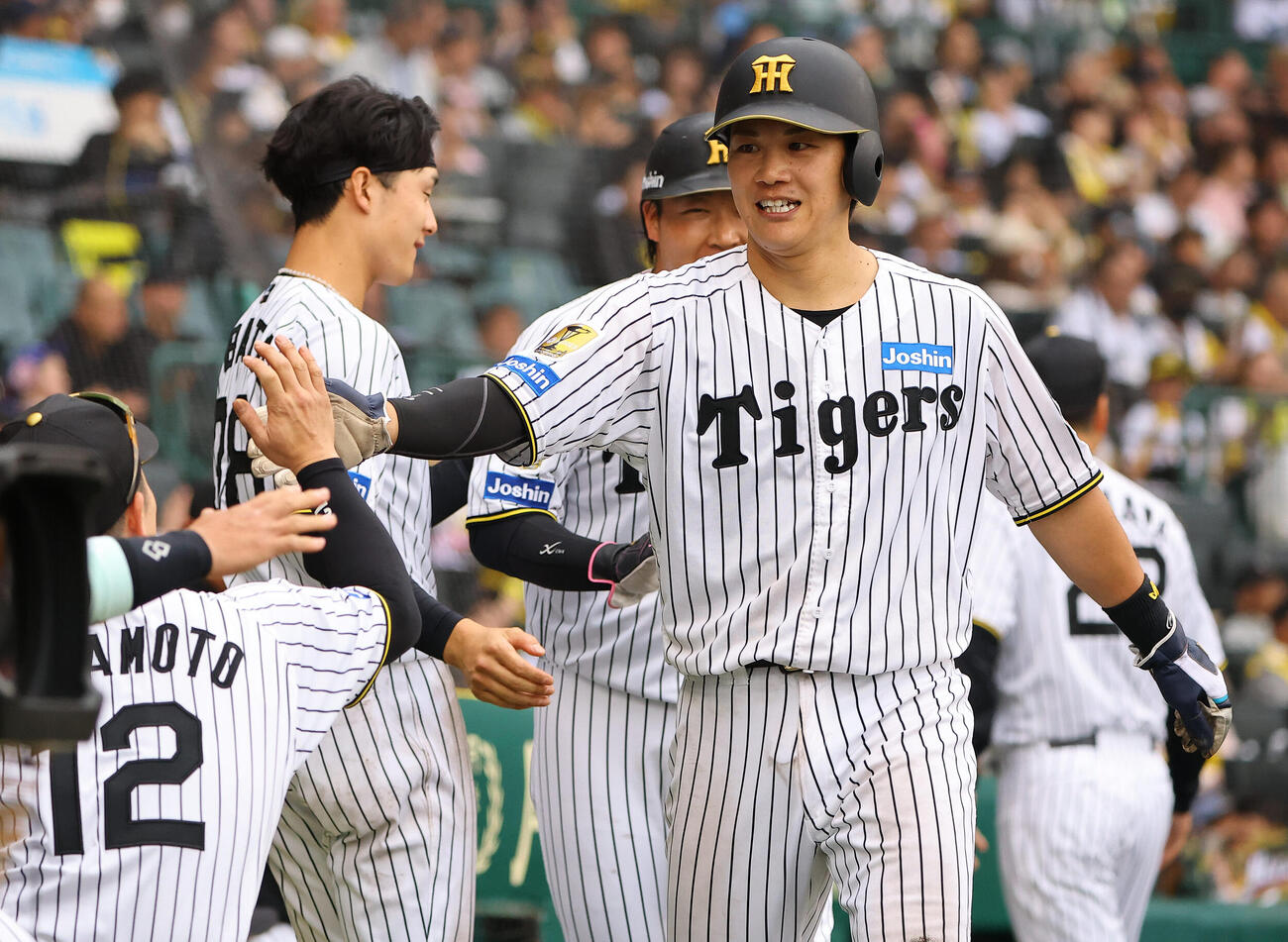 阪神対巨人　7回裏阪神1死満塁、中野拓夢の2点適時打で生還した伏見寅威（撮影・上田博志）