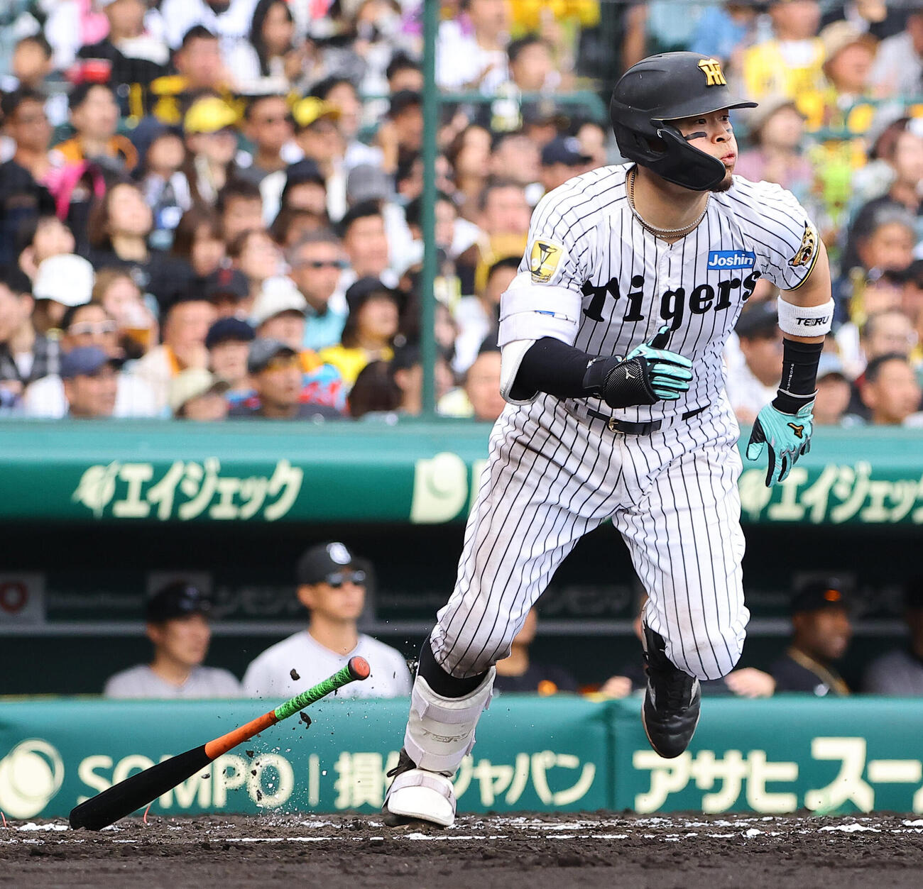 阪神対巨人　7回裏阪神無死、佐藤輝明は二塁打を放つ（撮影・上田博志）