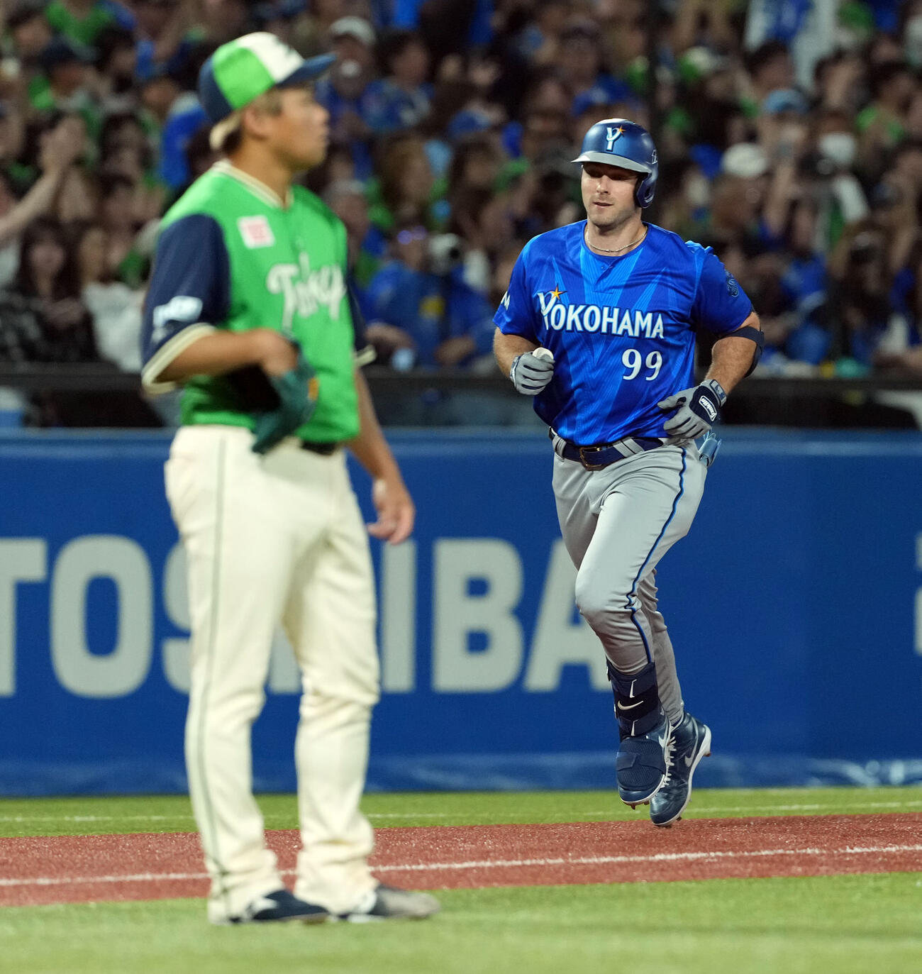 ヤクルト対DeNA 5回表DeNA1死一、二塁、3点本塁打を放ち生還するクーパー・ヒュンメル。手前は田口麗斗（撮影・たえ見朱実）