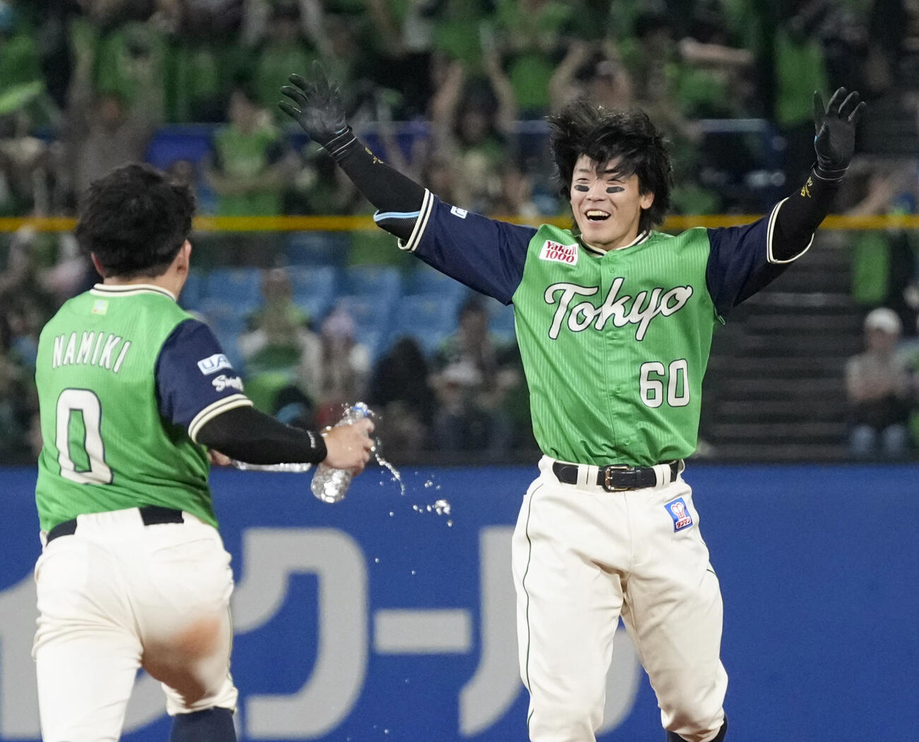 9回、サヨナラ打を放ち、チームメートから祝福を受けるヤクルト・武岡（右）（共同）