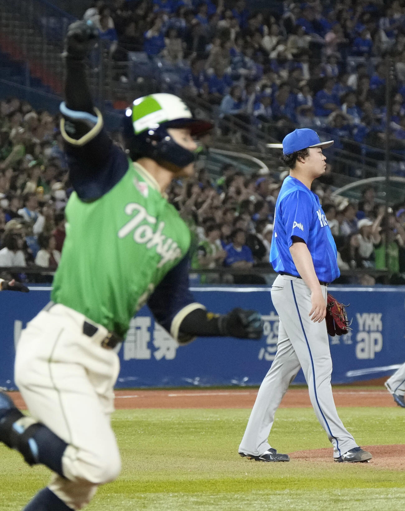 9回、ヤクルト・武岡（手前）にサヨナラ打を浴びたDeNA・伊勢＝神宮