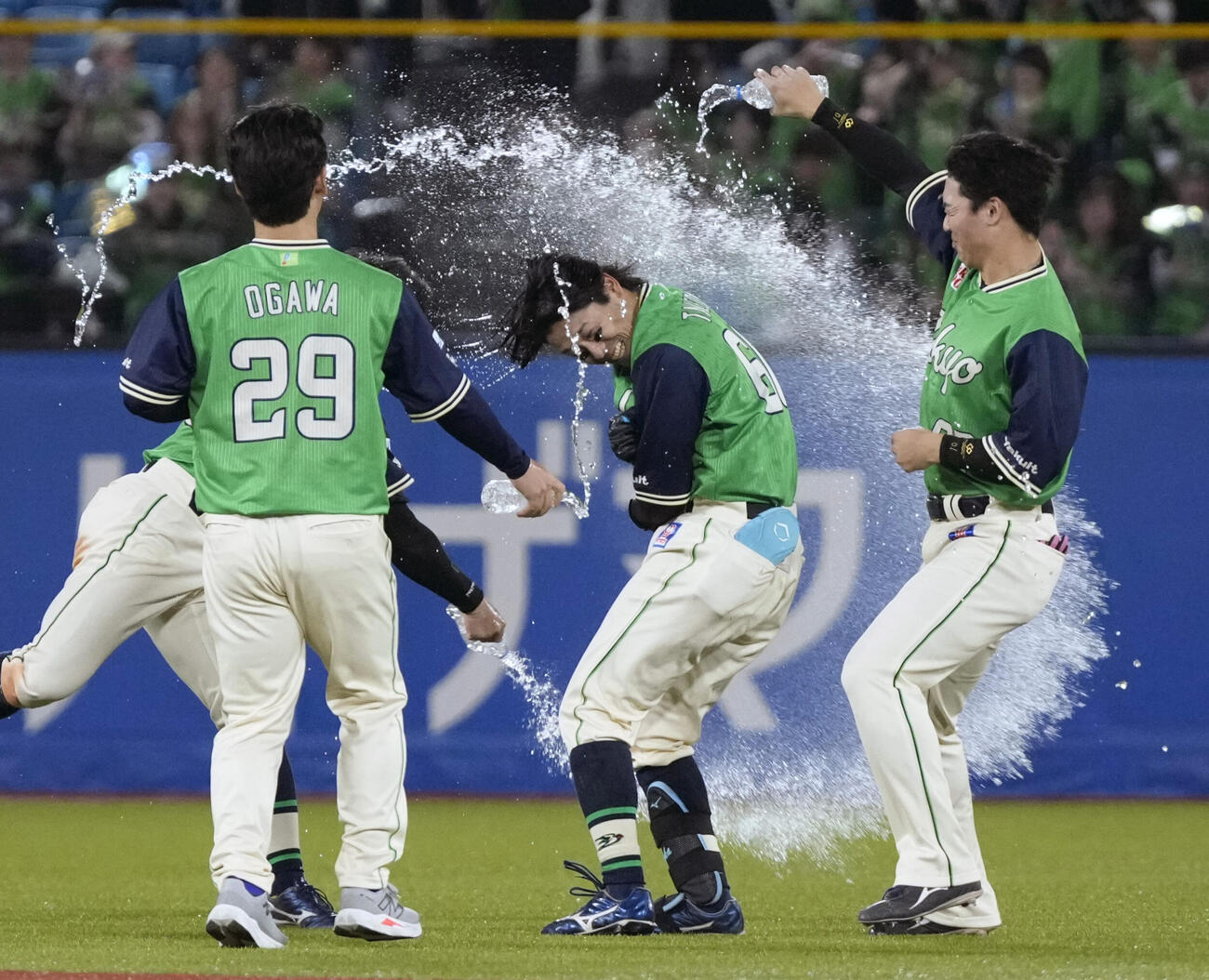 9回、サヨナラ打を放ち、チームメートから祝福を受けるヤクルト・武岡（中央）（共同）