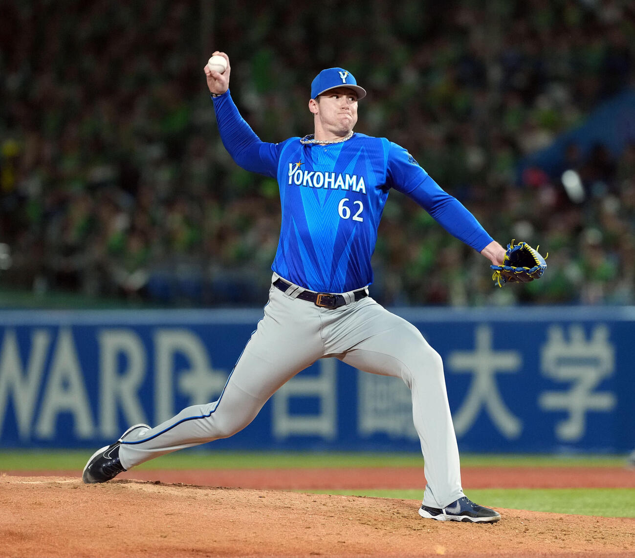 ヤクルト対DeNA 8回からマウンドに上がったDeNAショーン・レイノルズ（撮影・たえ見朱実）