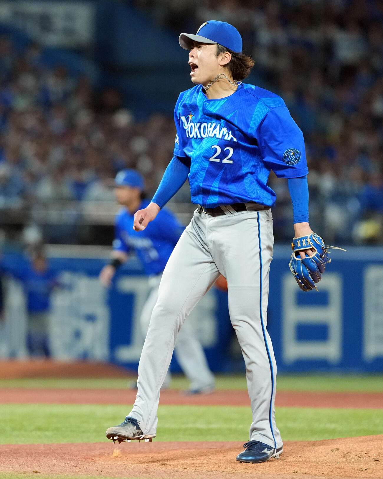 ヤクルト対DeNA 3回裏ヤクルト2死一、二塁、茂木栄五郎を空振り三振に仕留めほえるDeNAの先発入江大生（撮影・たえ見朱実）