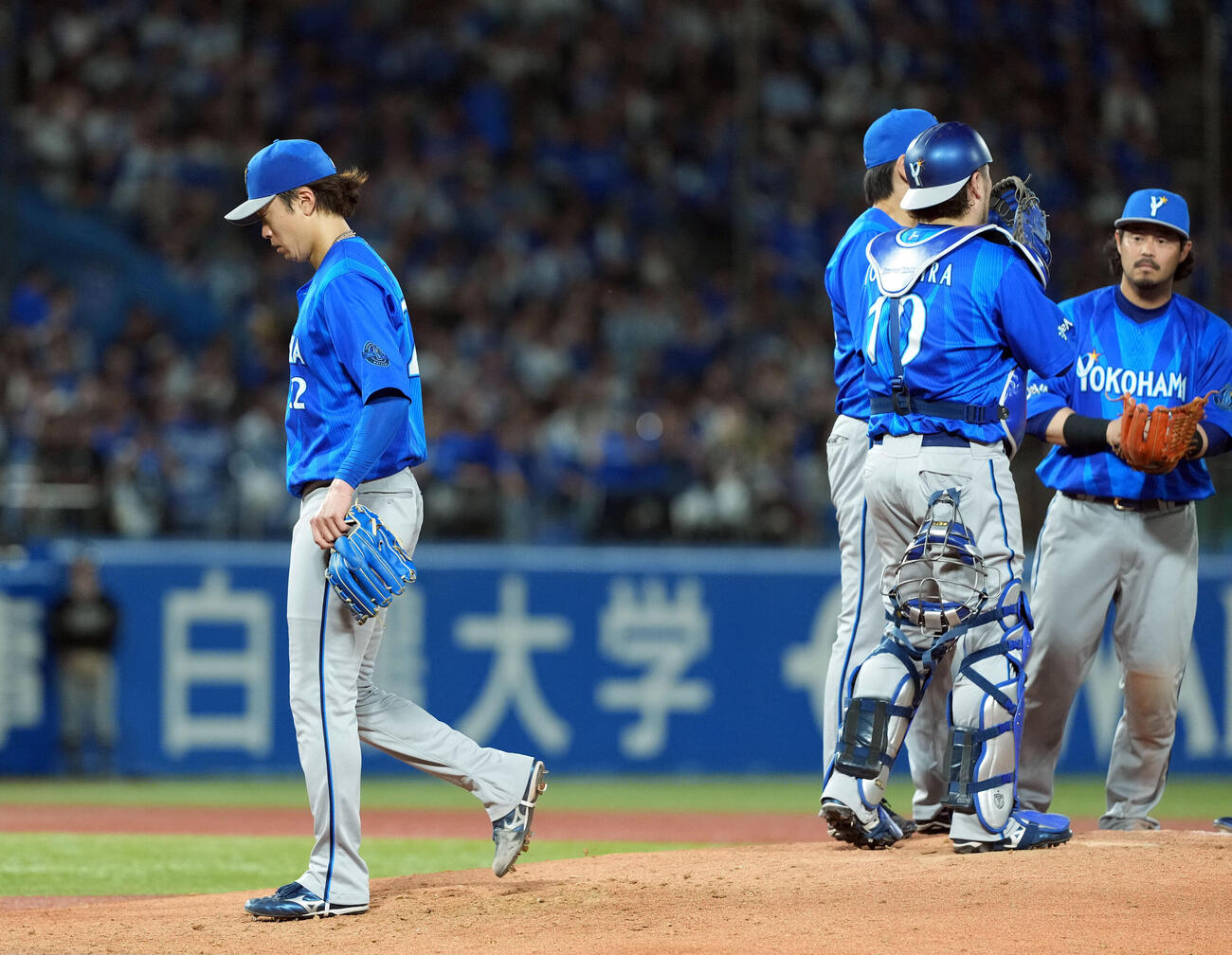 ヤクルト対DeNA 5回途中で交代するDeNAの先発入江大生（撮影・たえ見朱実）