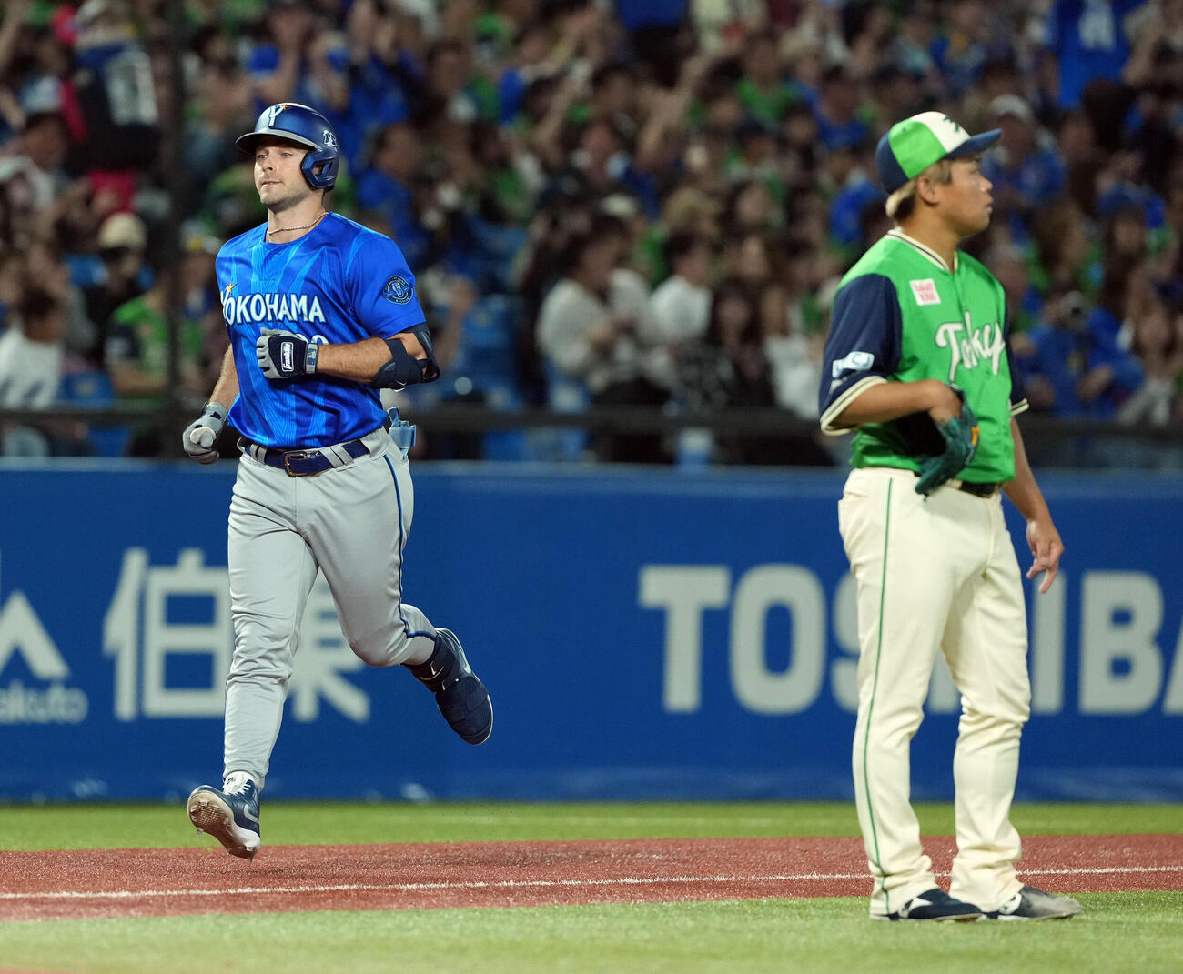 ヤクルト対DeNA 5回表DeNA1死一、二塁、3点本塁打を放ち生還するクーパー・ヒュンメル。右は田口麗斗（撮影・たえ見朱実）