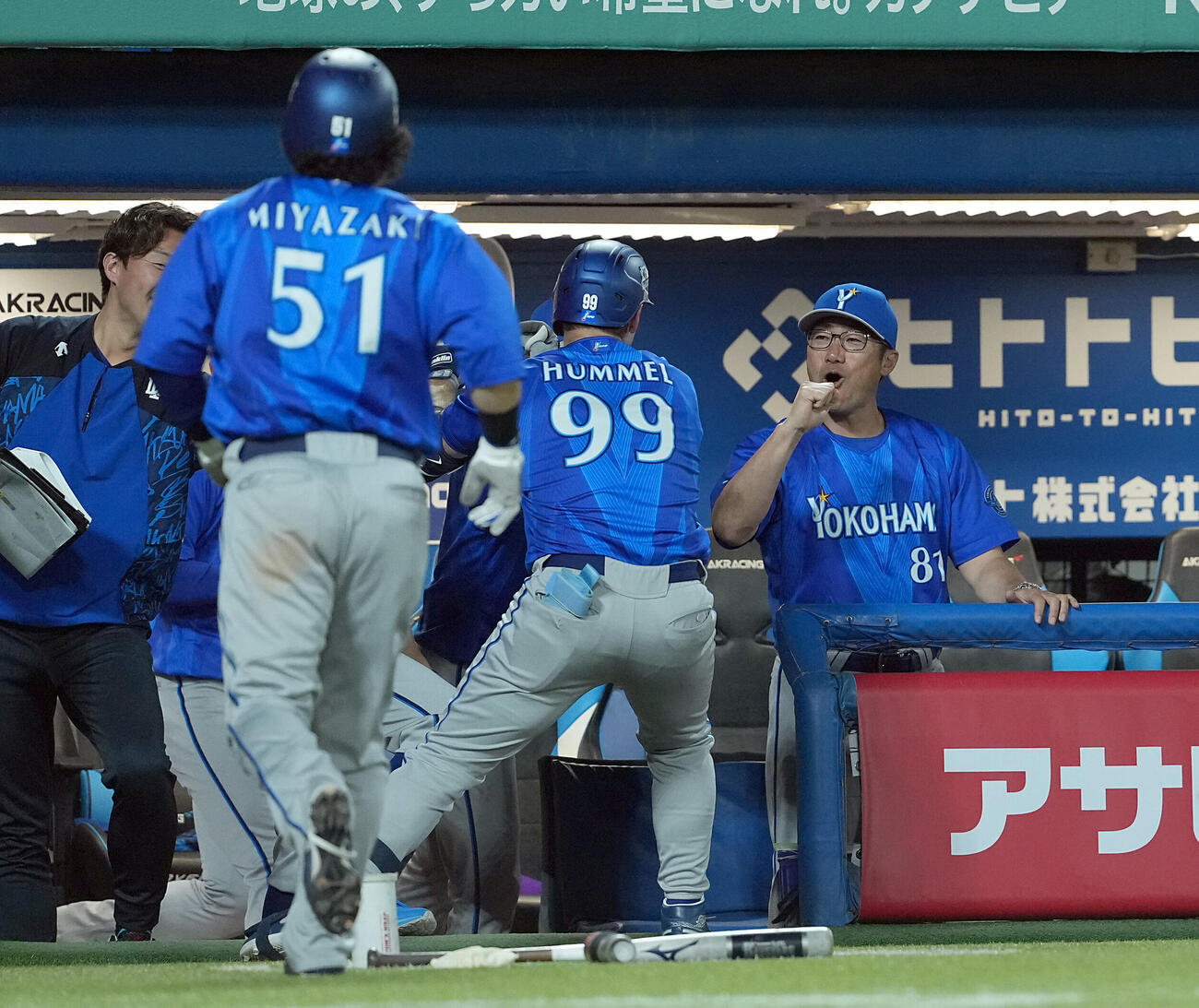 ヤクルト対DeNA 5回表DeNA1死一、二塁、中越に3点本塁打を放ったクーパー・ヒュンメルを迎える相川亮二監督（撮影・たえ見朱実）