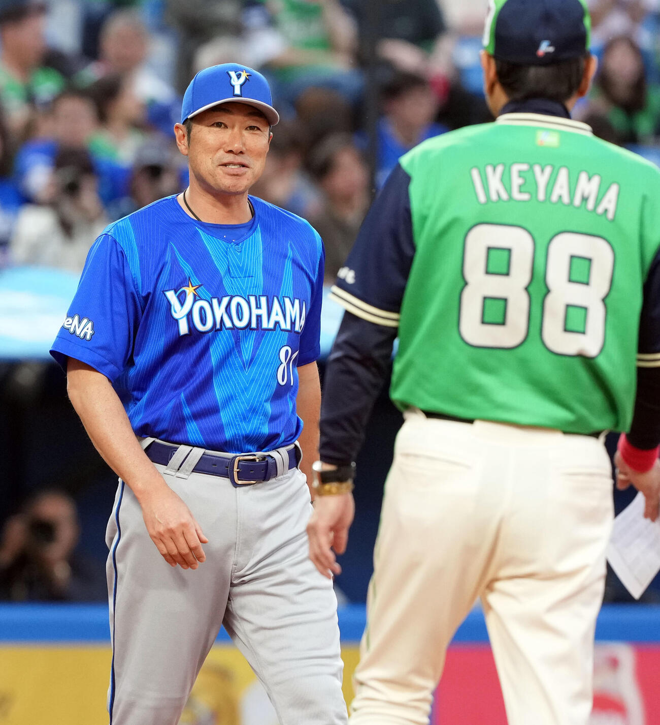 ヤクルト対DeNA　メンバー表の最終確認を行ったDeNA相川亮二監督（撮影・たえ見朱実）