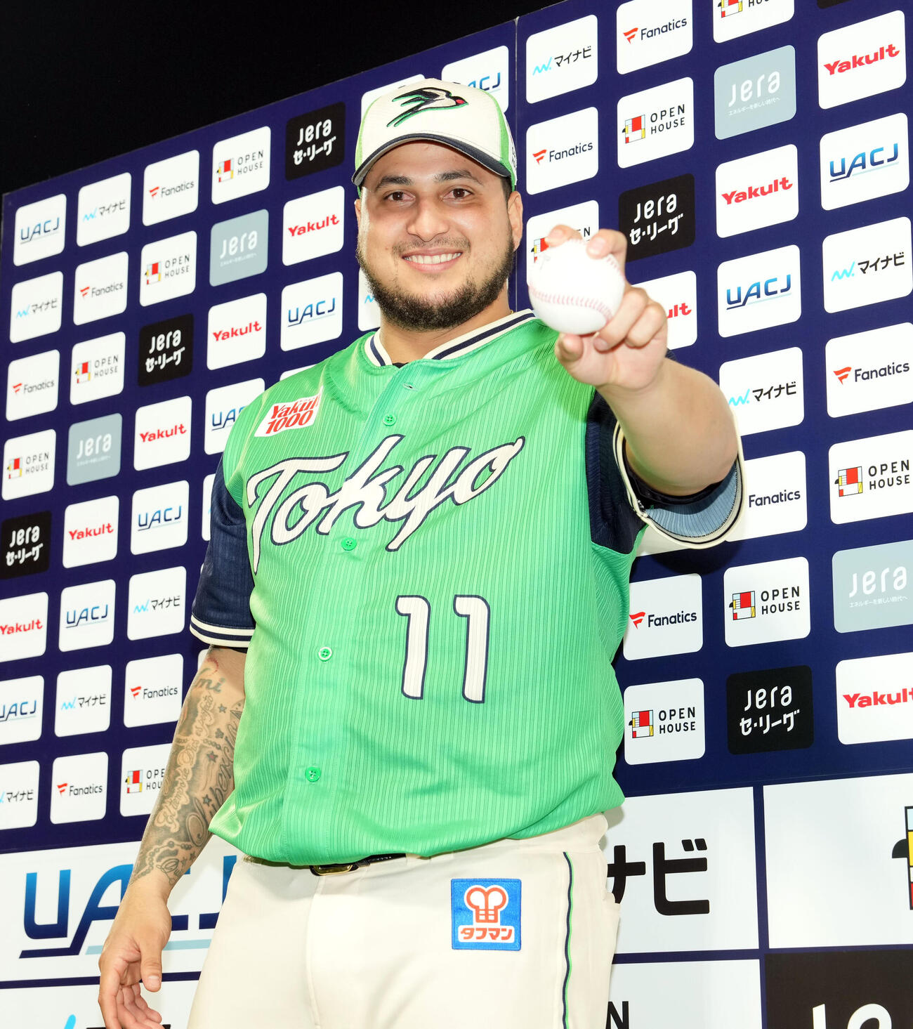 ヤクルト対DeNA　来日初勝利を飾りボールを手に笑顔を見せるホセ・キハダ（撮影・たえ見朱実）