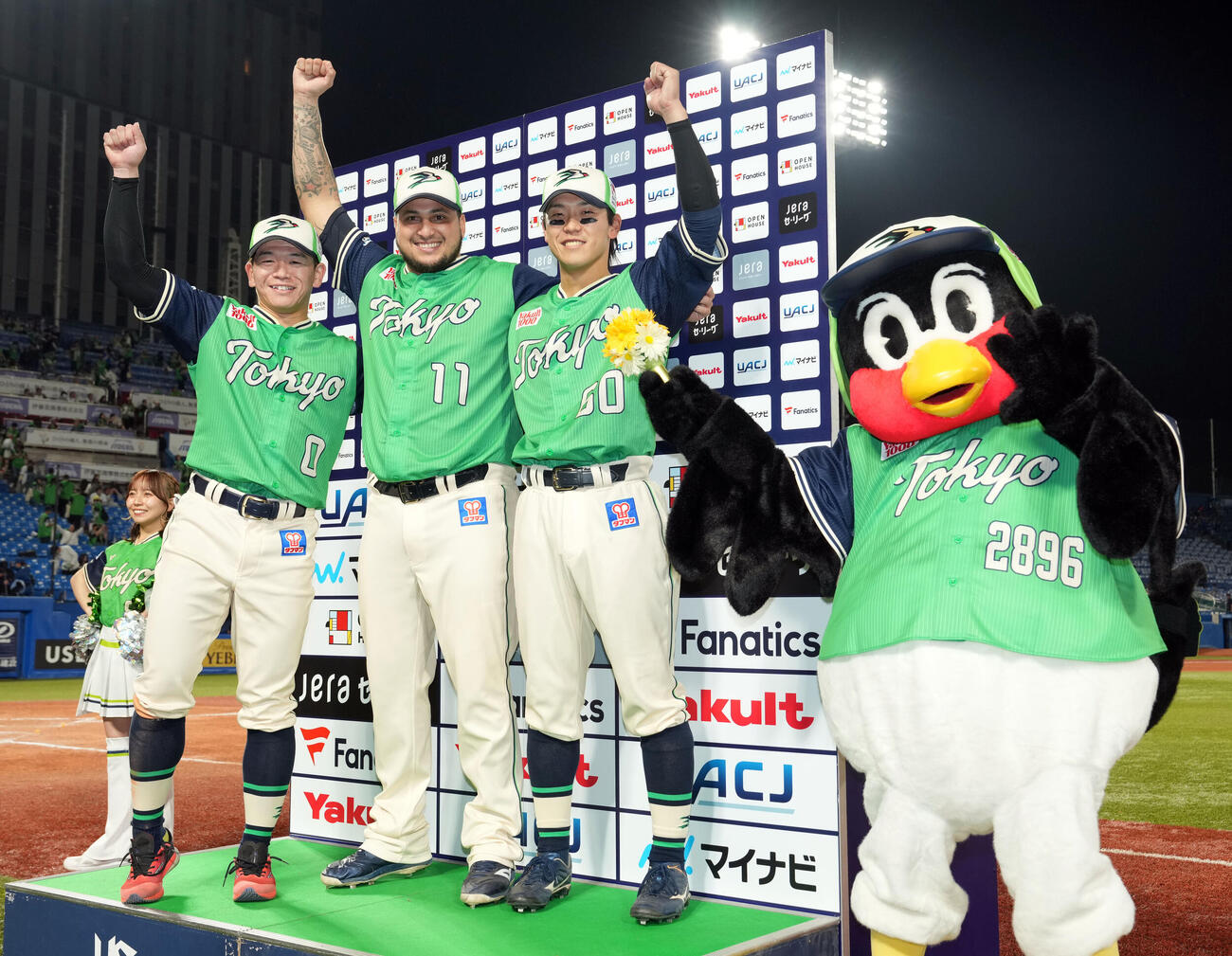 ヤクルト対DeNA　お立ち台で笑顔を見せる、左から並木秀尊、ホセ・キハダ、武岡龍世（撮影・たえ見朱実）