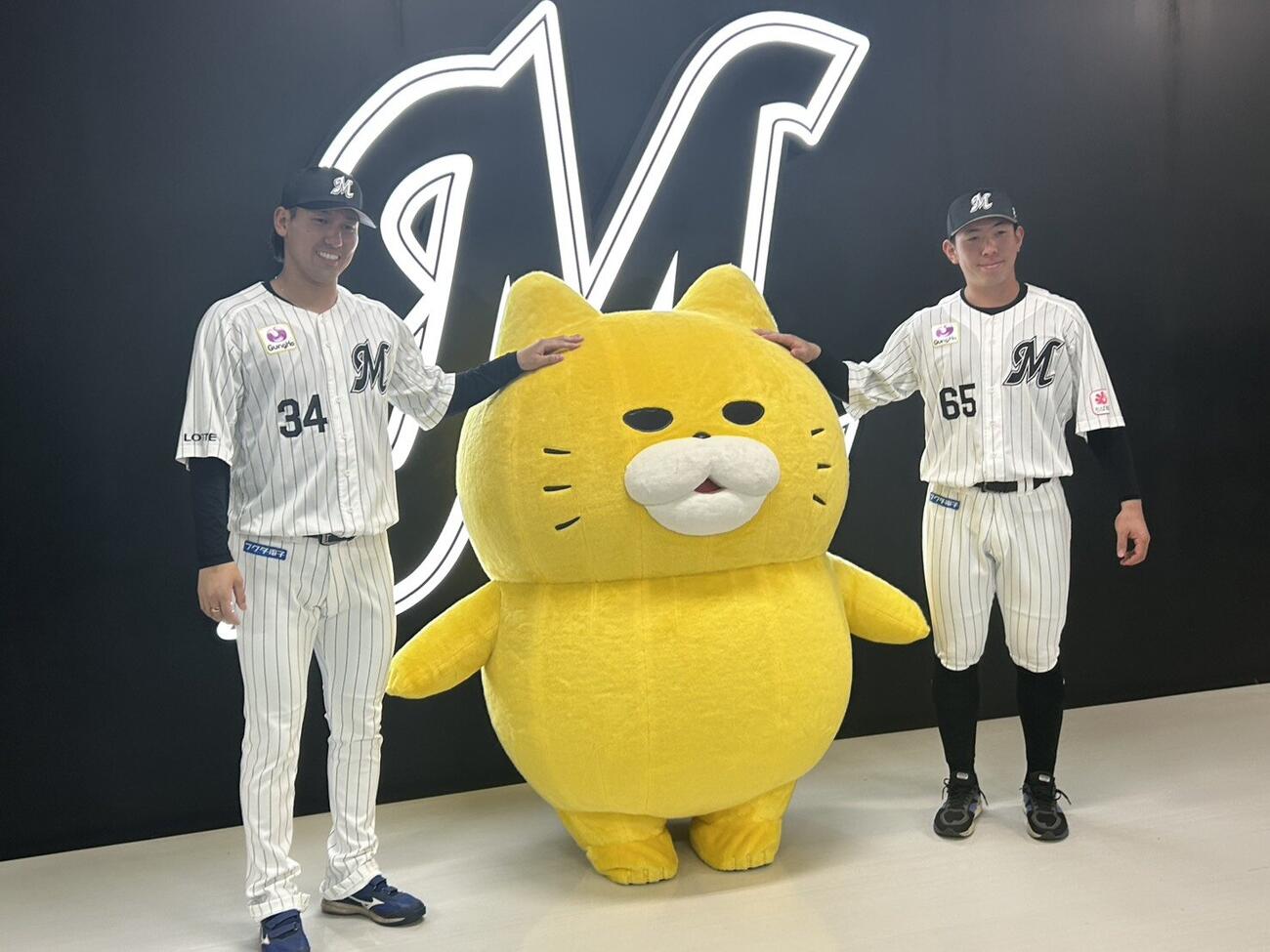 「ノラネコぐんだん」をなでる高野脩汰（左）と寺地隆成