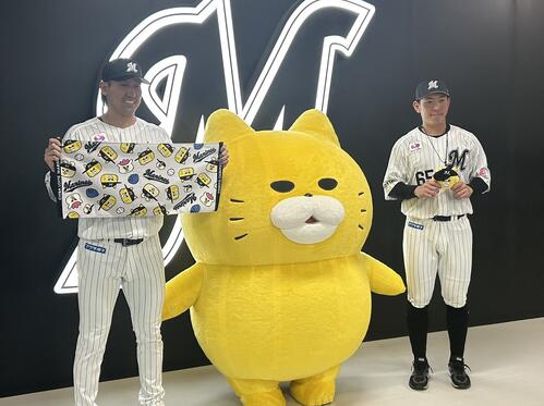 【ロッテ】高野脩汰、寺地隆成が「ノラネコぐんだん」とフォトセッション