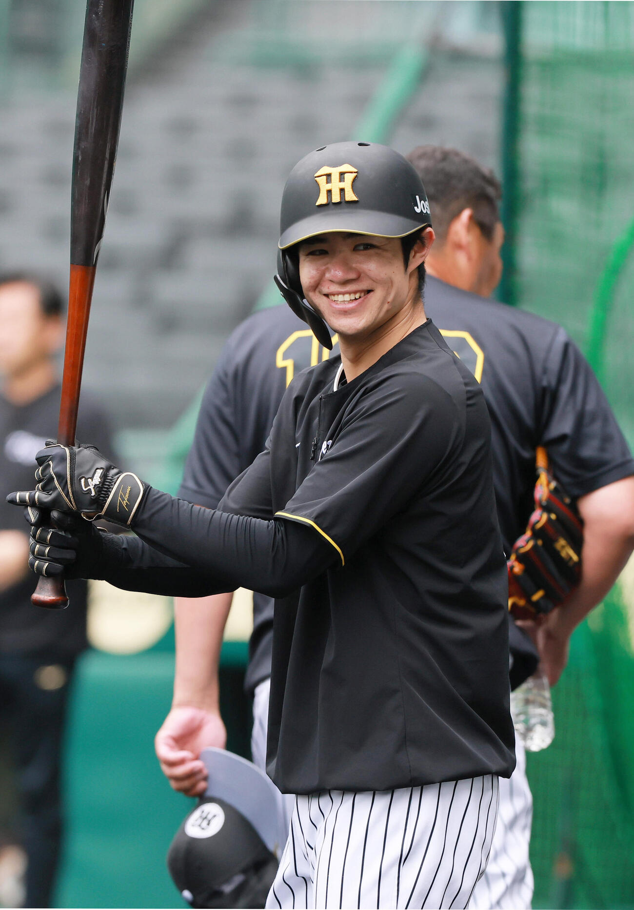 阪神対巨人　試合前の練習でリラックスした表情を見せる阪神中野拓夢（撮影・上山淳一）