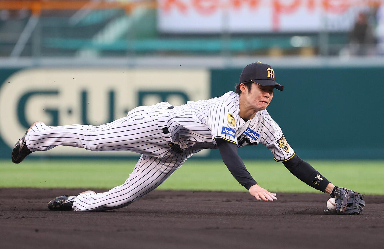 阪神対巨人　2回表巨人2死一、二塁、井上温大の打球に飛びつく中野拓夢（撮影・上田博志）