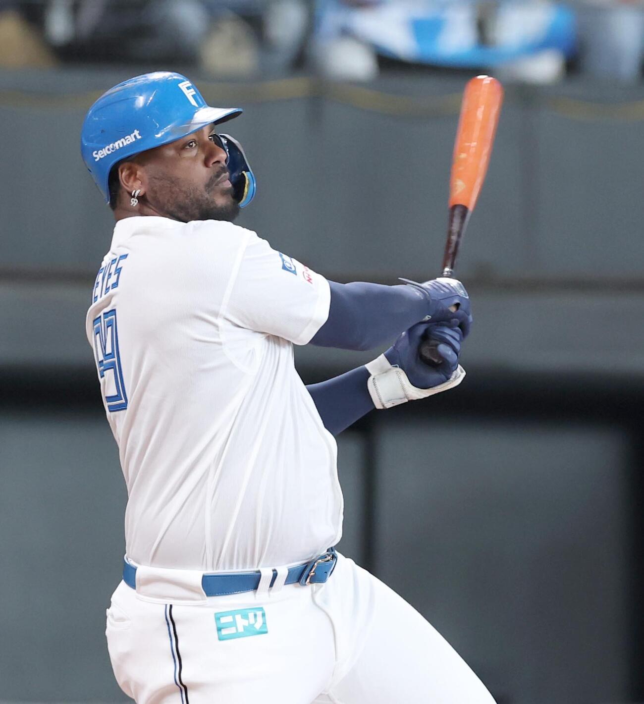 日本ハム対オリックス　5回裏日本ハム2死一塁、安打を放つレイエス（撮影・黒川智章）