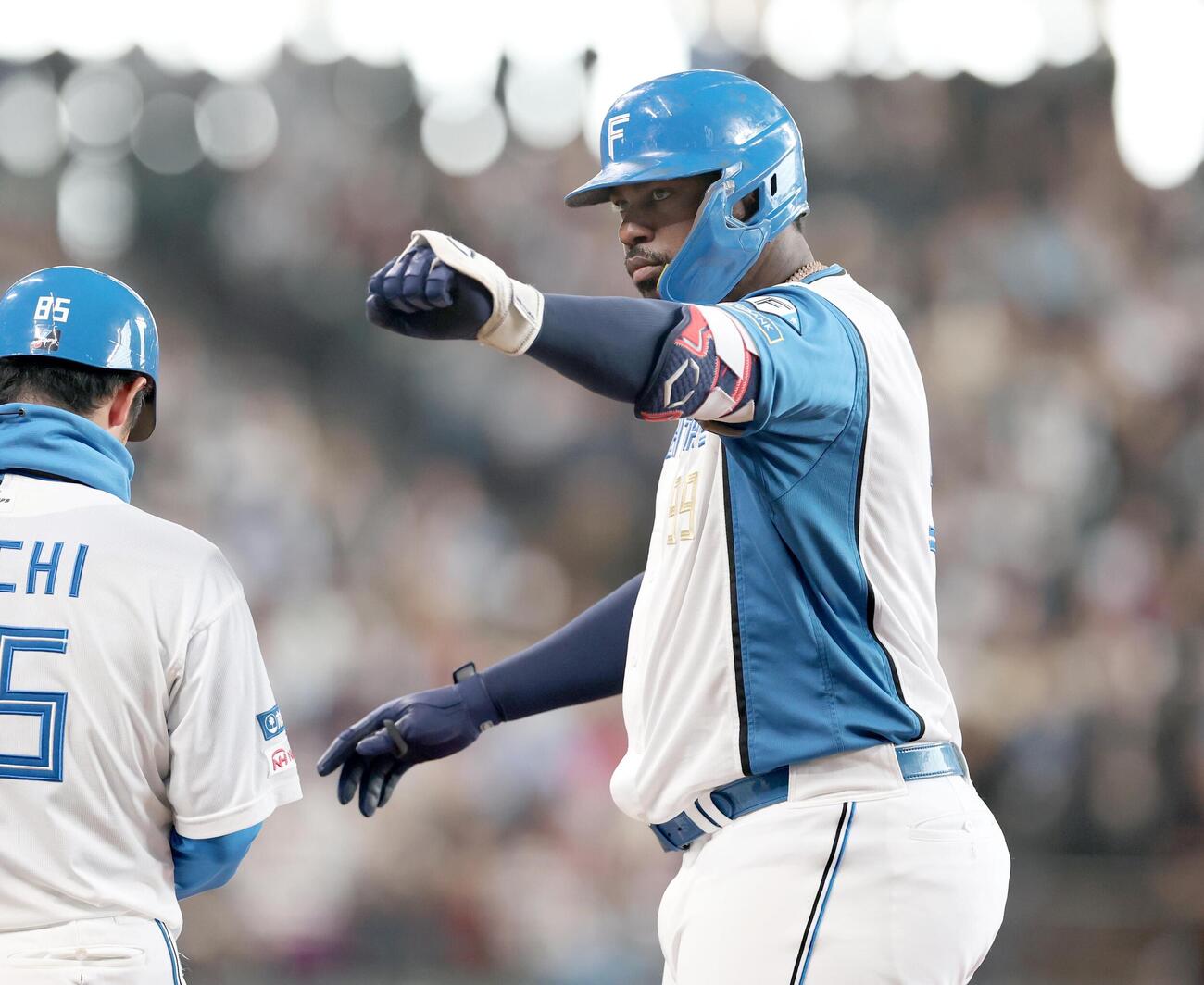 日本ハム対オリックス　5回裏日本ハム2死一塁、安打を放ちポーズをとるレイエス（撮影・黒川智章）
