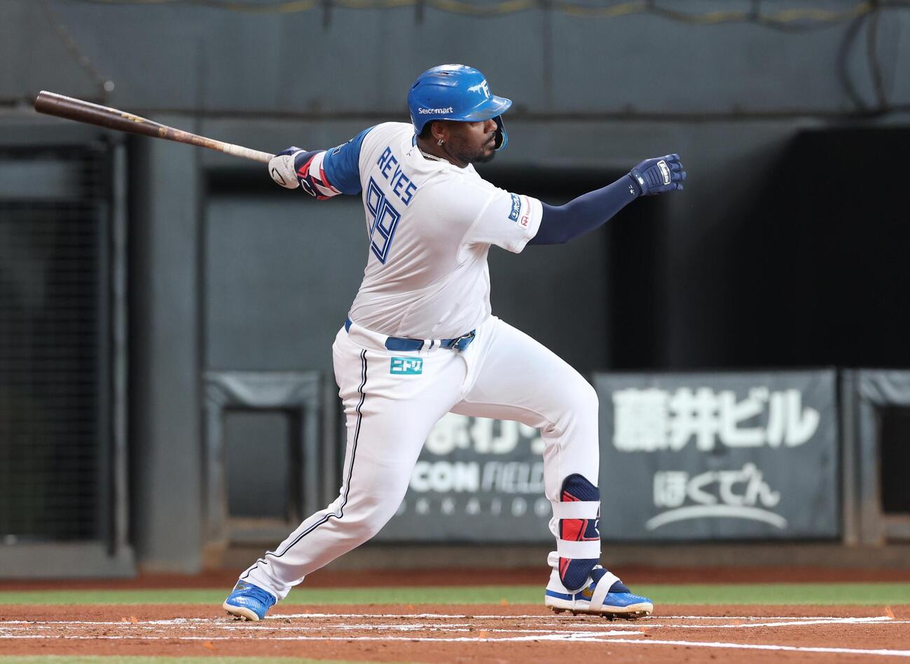 日本ハム対オリックス　1回裏日本ハム無死一、三塁、適時打を放つレイエス（撮影・黒川智章）
