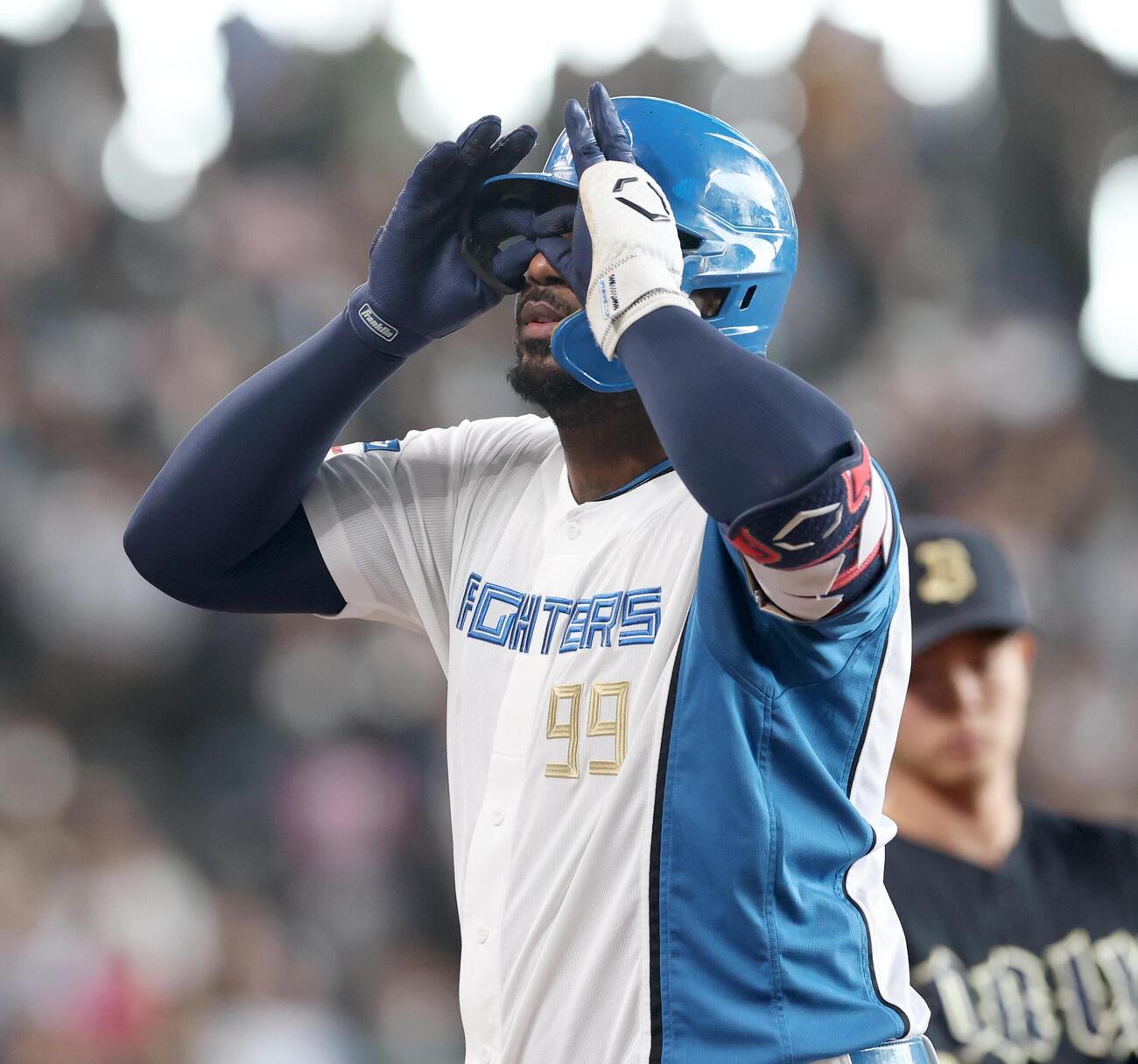 日本ハム対オリックス　1回裏日本ハム無死一、三塁、適時打を放ちポーズをとるレイエス（撮影・黒川智章）
