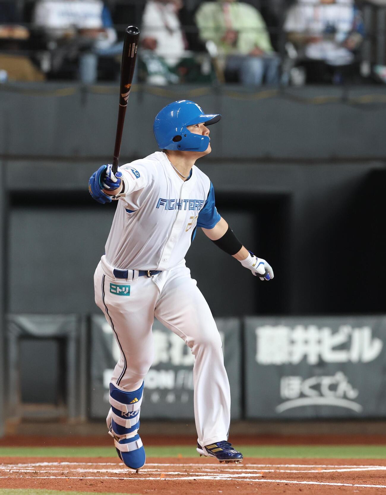 日本ハム対オリックス　1回裏日本ハム1死一、三塁、犠飛を放つ清宮幸太郎（撮影・黒川智章）