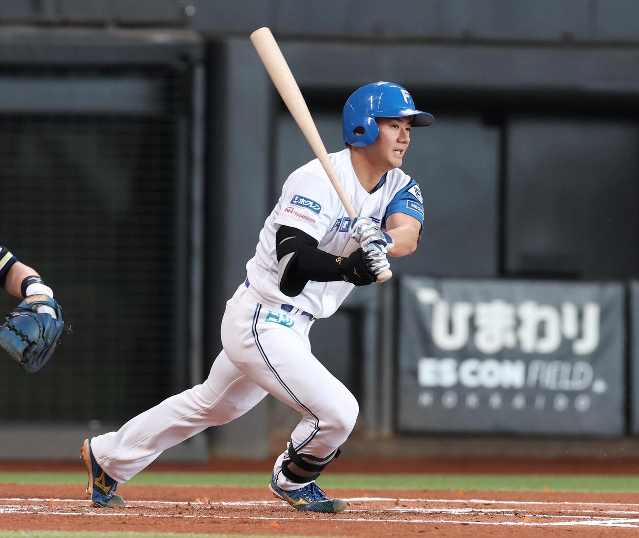 日本ハム対オリックス　1回裏日本ハム無死一塁、安打を放つ大塚瑠晏（撮影・黒川智章）