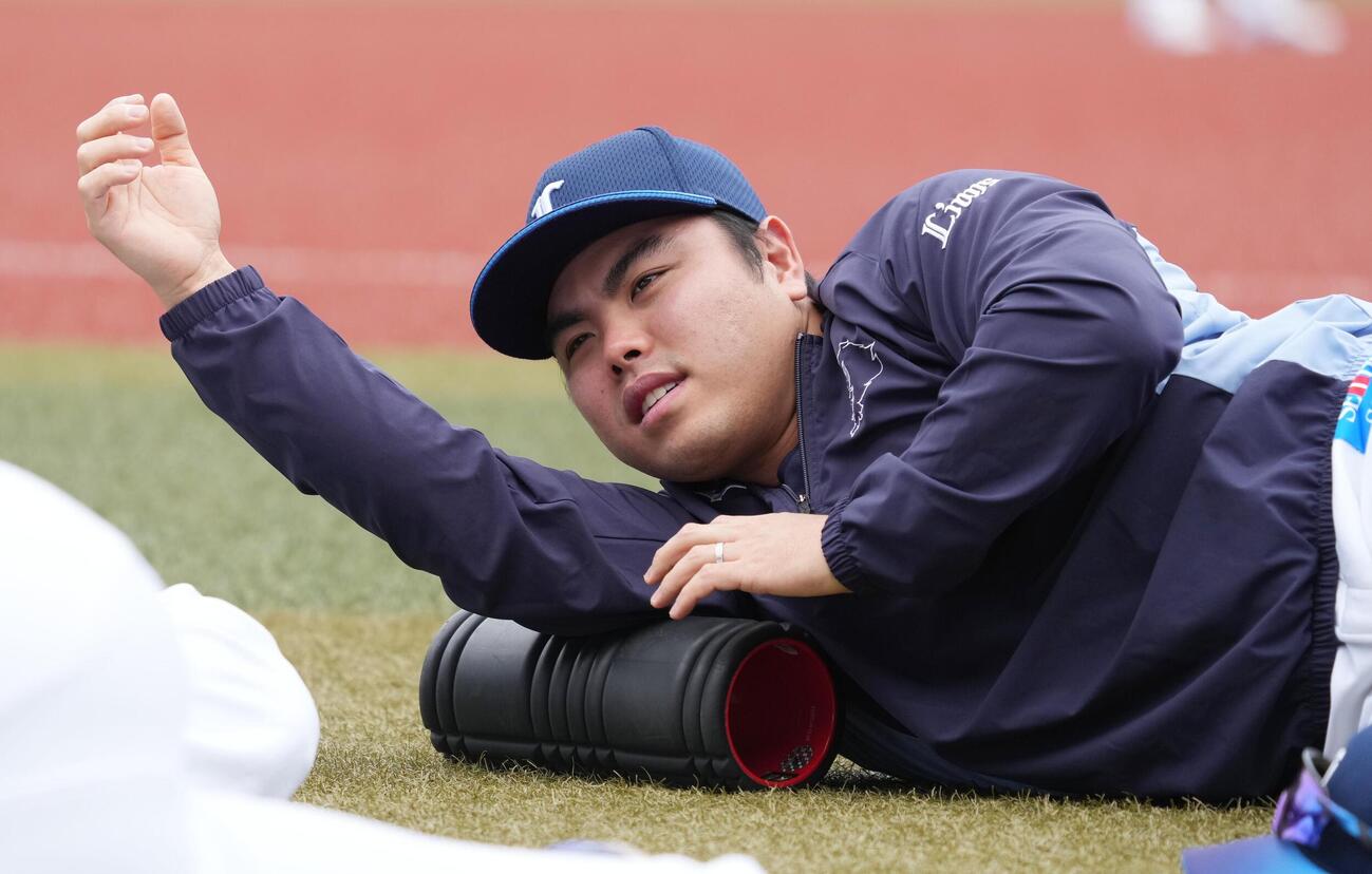 ロッテ対西武　試合前の練習に臨む西武先発の平良海馬（撮影・小沢裕）