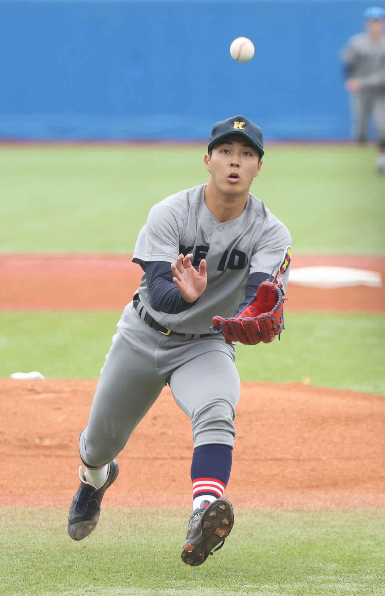 東京6大学野球　東大対慶大　1回表東大無死、成瀬悠人の投ゴロを捕る慶大・広池浩成（撮影・柴田隆二）