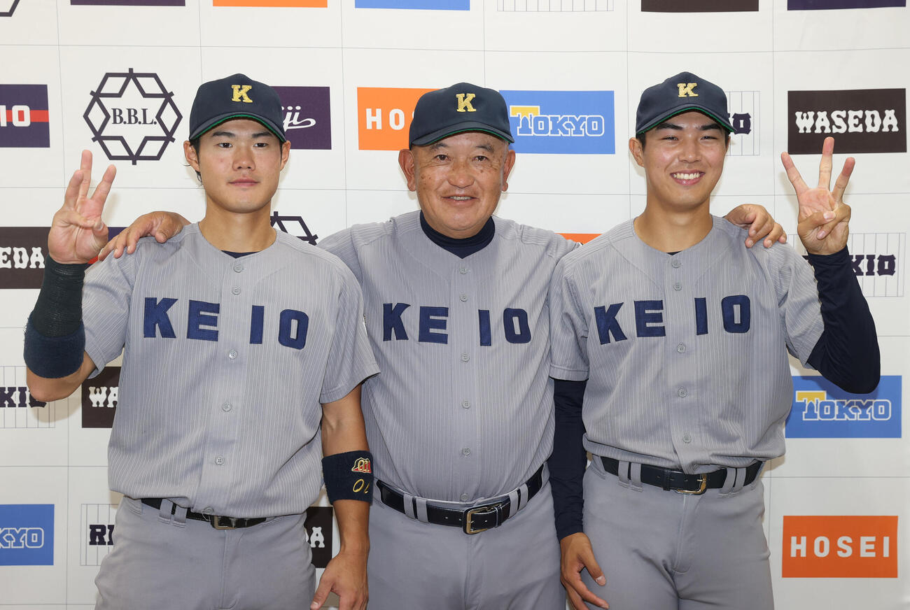 東京6大学野球　東大対慶大　勝ち点3を挙げ首位に立った、左から慶大・今津慶介、堀井哲也監督、広池浩成はガッツポーズする（撮影・柴田隆二）